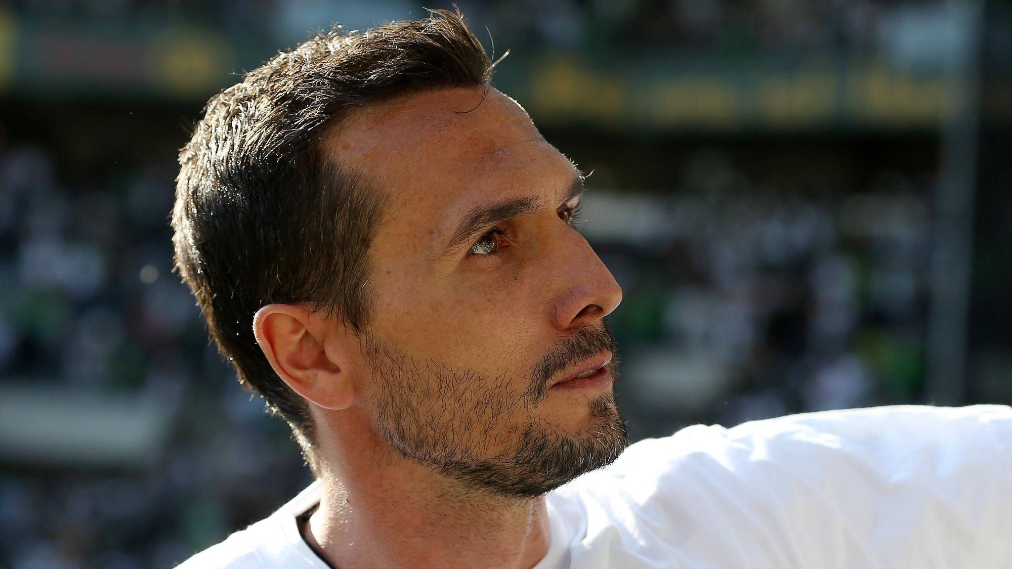 Martin Stranzl, ehemaliger Kapitän von Borussia Mönchengladbach. Hier zu sehen am 7. Mai 2016 im Borussia-Park. Stranzl blickt Richtung Fan-Kurve.