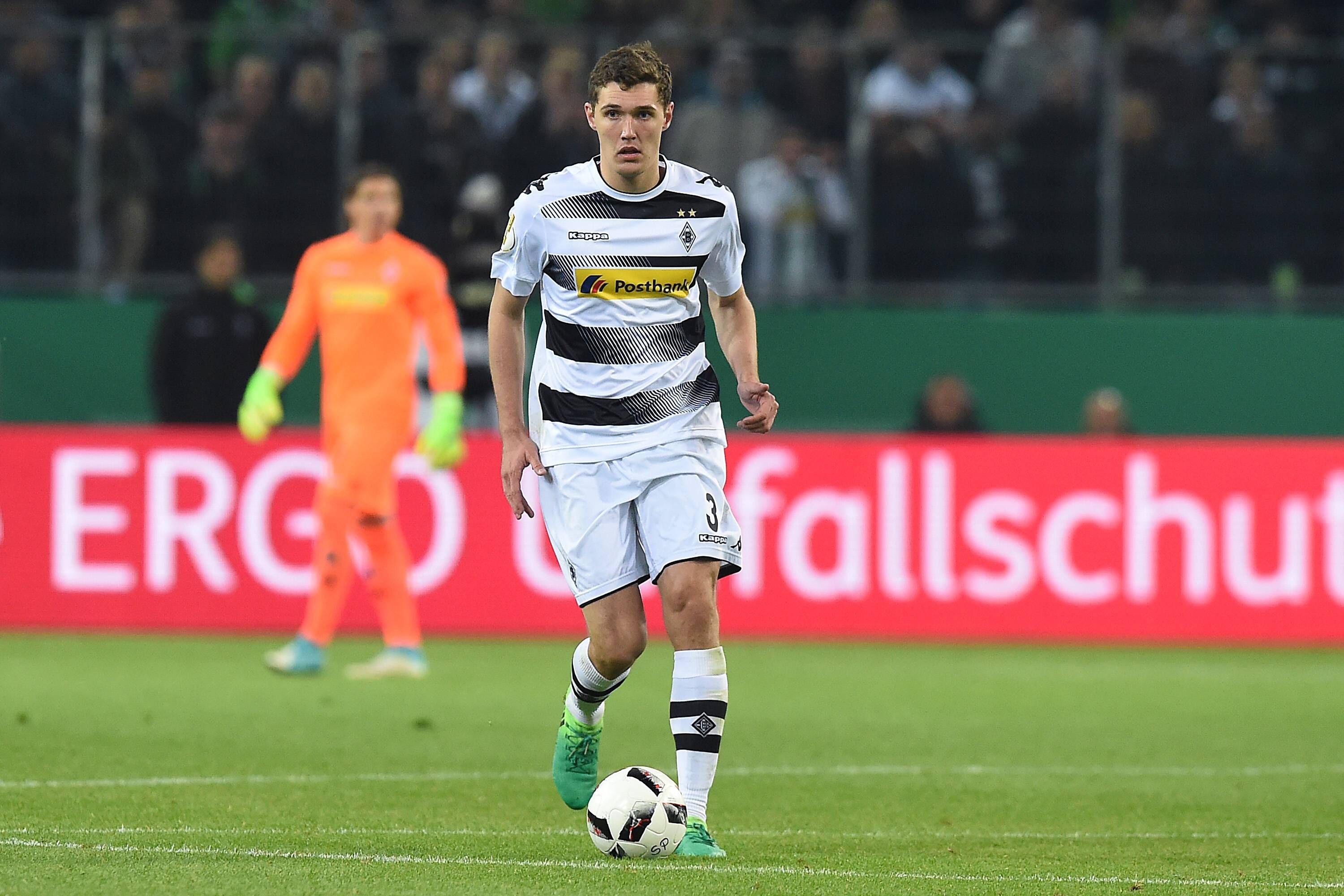 Andreas Christensen, Verteidiger vom FC Chelsea, soll sich für einen Sommer-Wechsel zum FC Barcelona entschieden haben. Auf diesem Foto ist der Däne am 25. April 2017 im Trikot von Borussia Mönchengladbach im Borussia-Park zu sehen. Christensen führt den Ball.