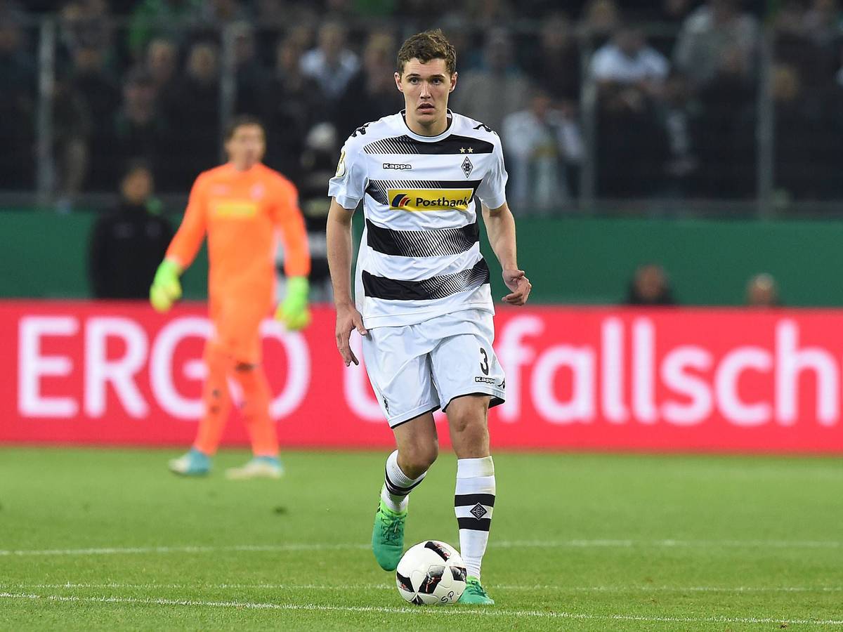 Andreas Christensen, Verteidiger vom FC Chelsea, soll sich für einen Sommer-Wechsel zum FC Barcelona entschieden haben. Auf diesem Foto ist der Däne am 25. April 2017 im Trikot von Borussia Mönchengladbach im Borussia-Park zu sehen. Christensen führt den Ball.