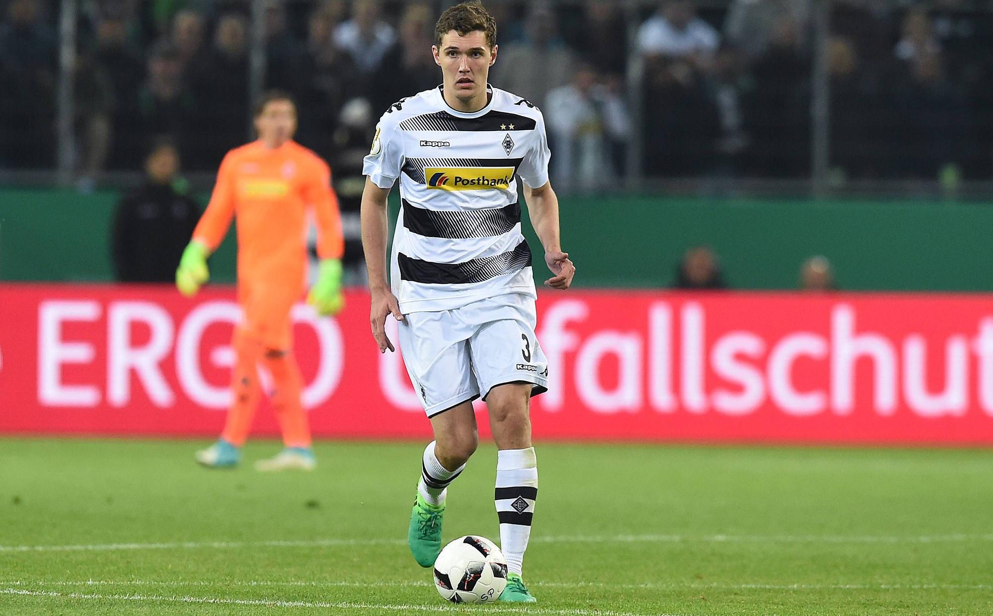 Andreas Christensen, Verteidiger vom FC Chelsea, soll sich für einen Sommer-Wechsel zum FC Barcelona entschieden haben. Auf diesem Foto ist der Däne am 25. April 2017 im Trikot von Borussia Mönchengladbach im Borussia-Park zu sehen. Christensen führt den Ball.