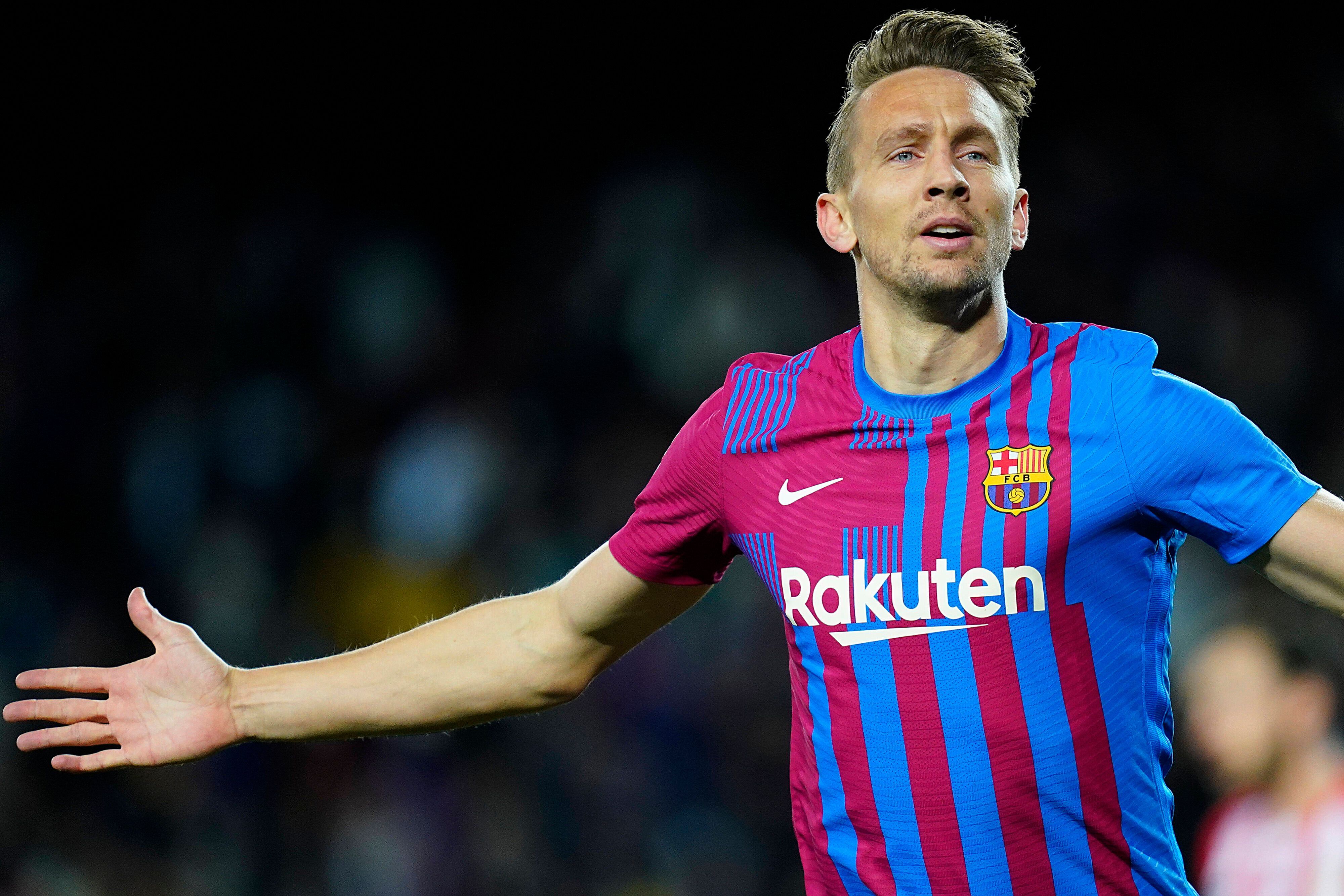 Luuk de Jong, Stürmer des FC Barcelona, läuft jubelnd und mit beiden Armen ausgestreckt in Richtung Kamera.