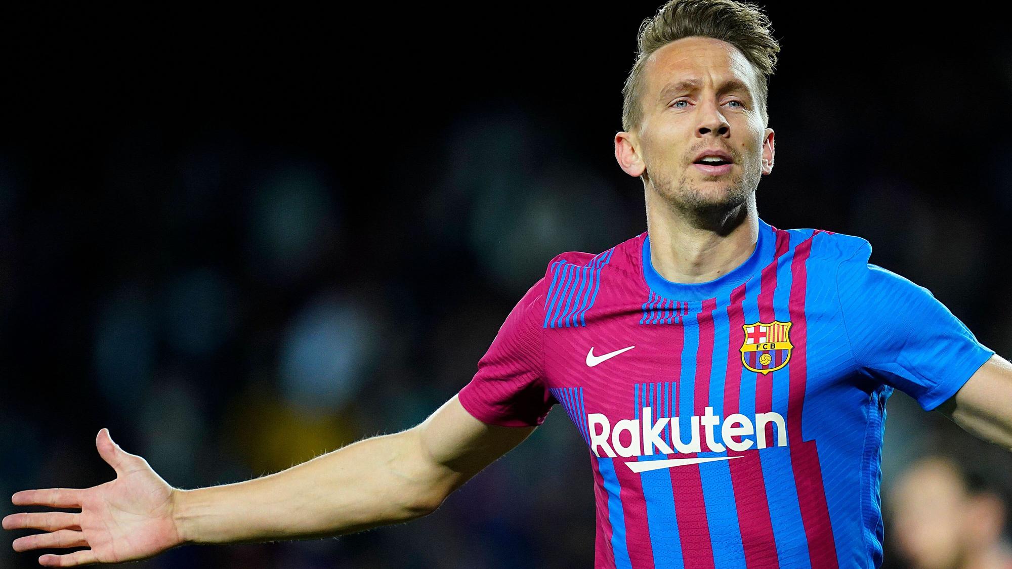 Luuk de Jong, Stürmer des FC Barcelona, läuft jubelnd und mit beiden Armen ausgestreckt in Richtung Kamera.