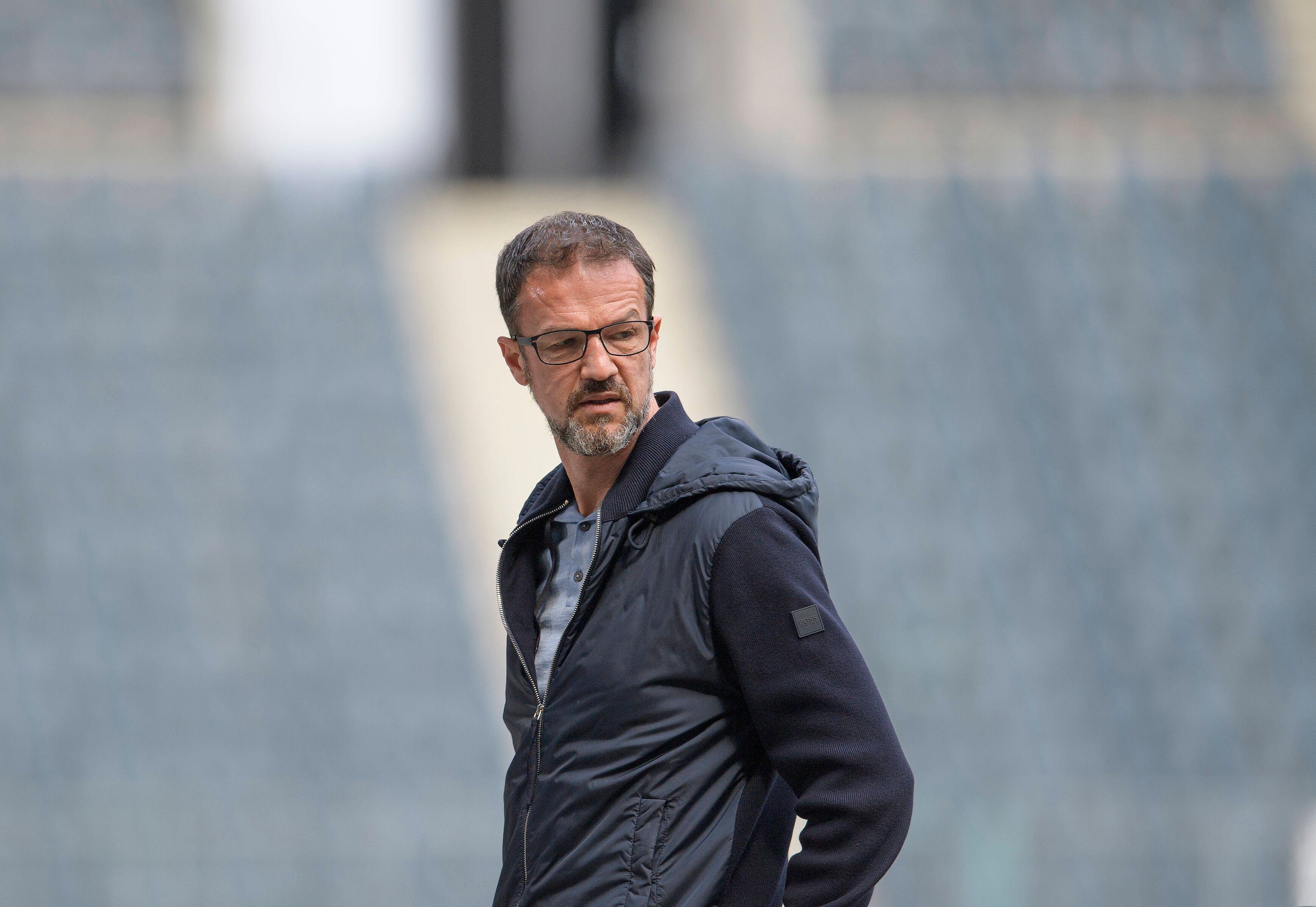Fredi Bobic, Geschäftsführer Sport bei Hertha BSC. Auf diesem Bild ist der 50-Jährige am 17. April 2021 im Borussia-Park in Mönchengladbach zu sehen. Bobic blickt zur Seite.