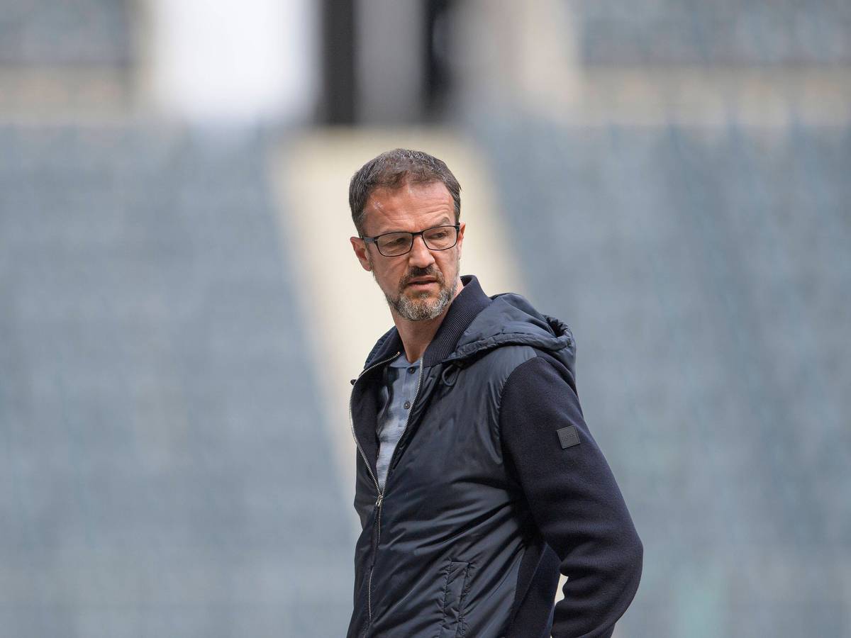 Fredi Bobic, Geschäftsführer Sport bei Hertha BSC. Auf diesem Bild ist der 50-Jährige am 17. April 2021 im Borussia-Park in Mönchengladbach zu sehen. Bobic blickt zur Seite.