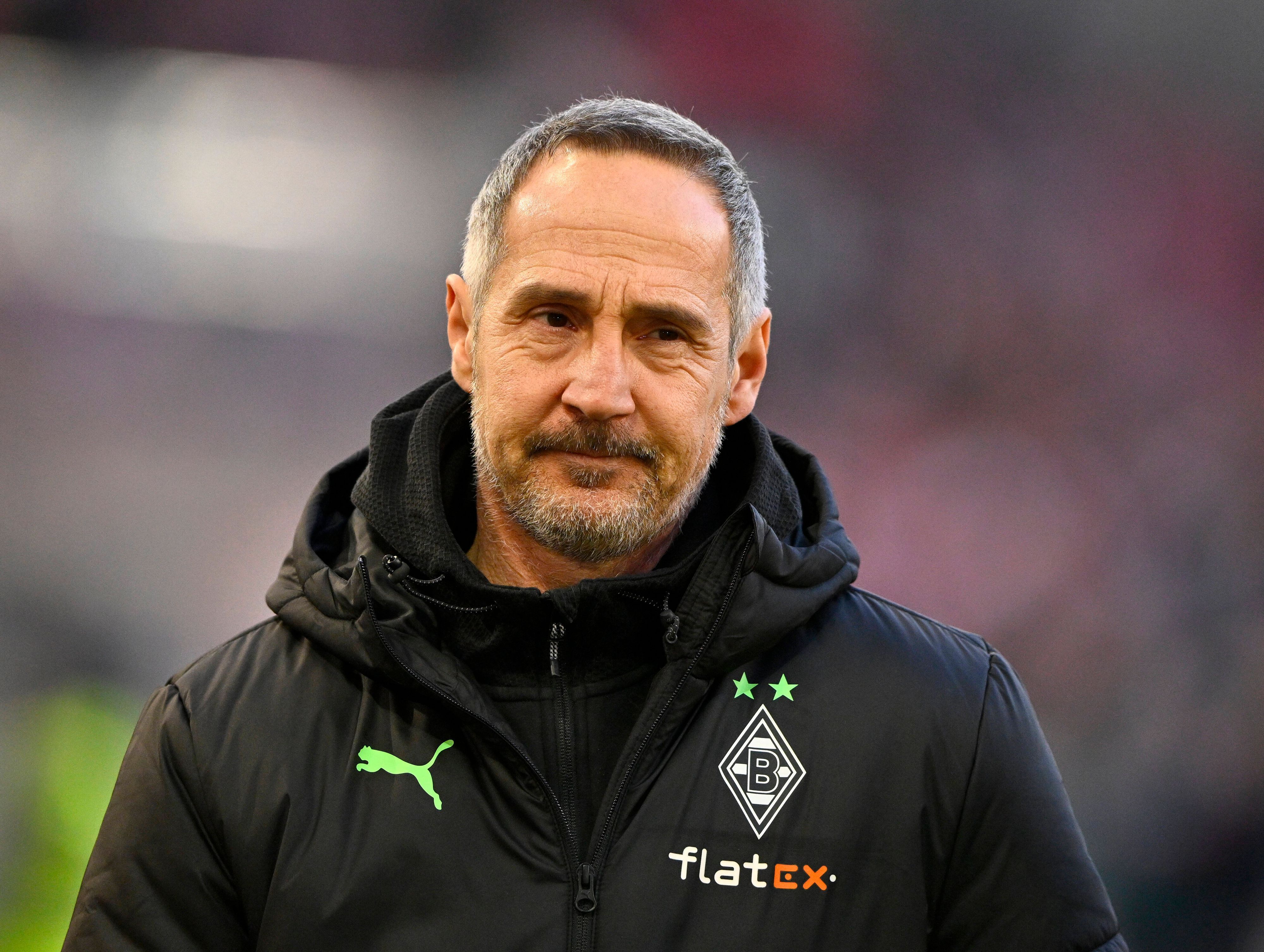 Adi Hütter, als Trainer von Borussia Mönchengladbach, vor dem Bundesligaspiel beim VfB Stuttgart am 5. März 2022. Hütter trägt eine schwarze Jacke und hat einen nachdenklichen Blick.
