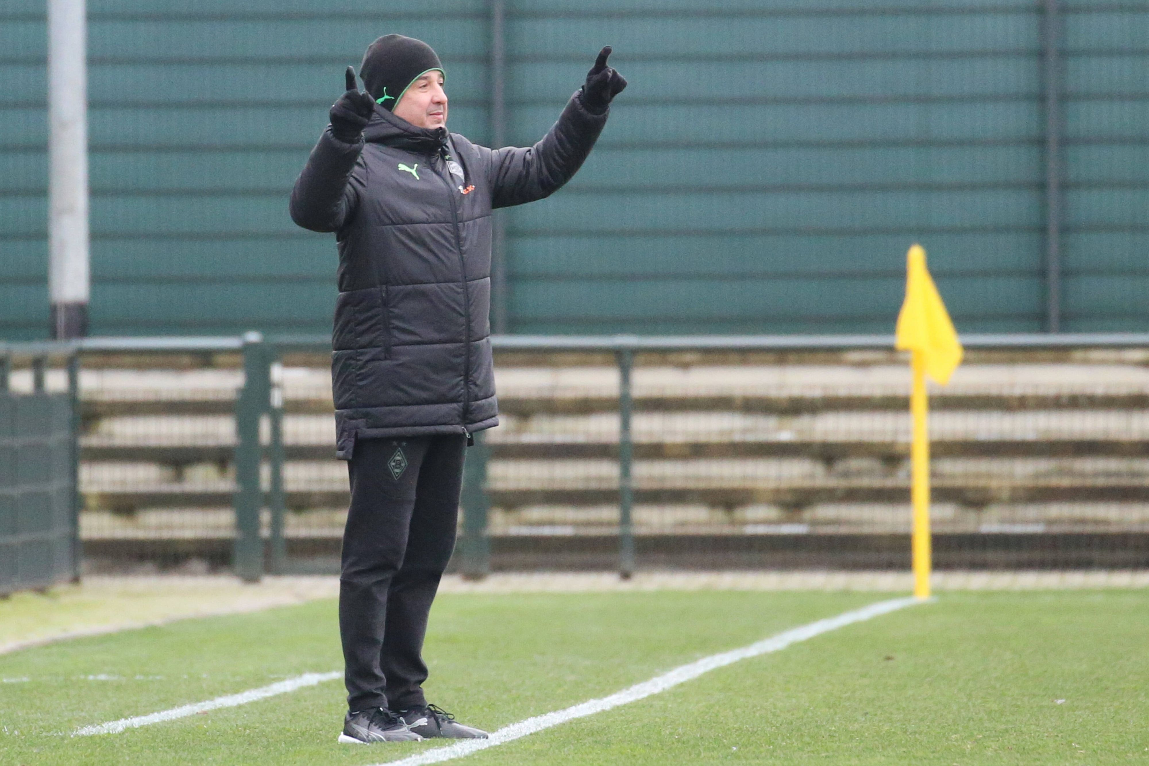 Ein neuer Dirigent am Spielfeldrand. Gladbach Co-Trainer Christian Peintinger hier bei einem Testspiel am 8 Januar 2022.