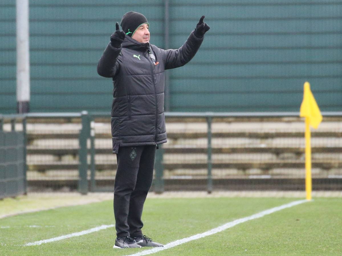 Ein neuer Dirigent am Spielfeldrand. Gladbach Co-Trainer Christian Peintinger hier bei einem Testspiel am 8 Januar 2022.