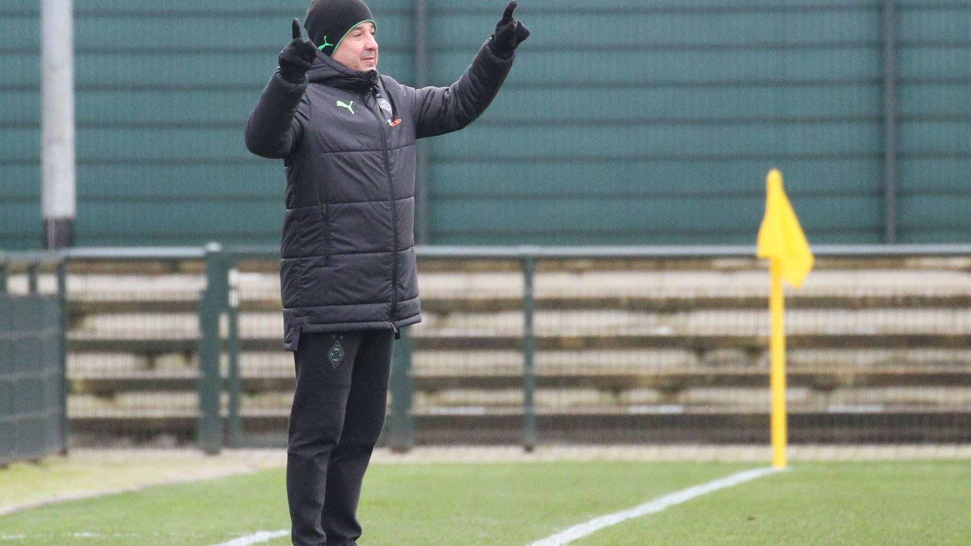 Ein neuer Dirigent am Spielfeldrand. Gladbach Co-Trainer Christian Peintinger hier bei einem Testspiel am 8 Januar 2022.