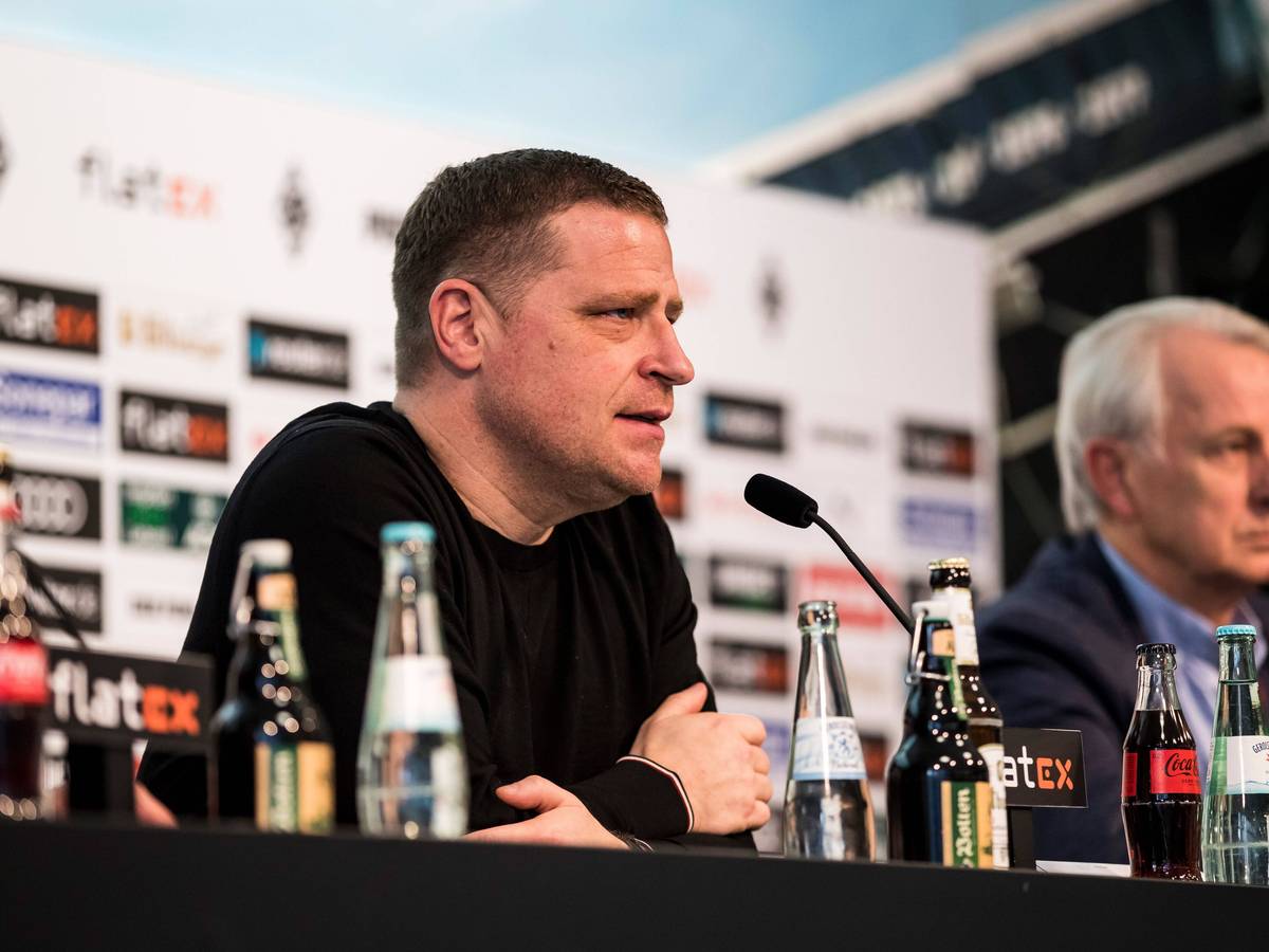 Max Eberl (l.) und Rainer Bonhof (r.) während der Pressekonferenz von Borussia Mönchengladbach vom 28.01.2022. Eberl spricht ins Mikrofon.