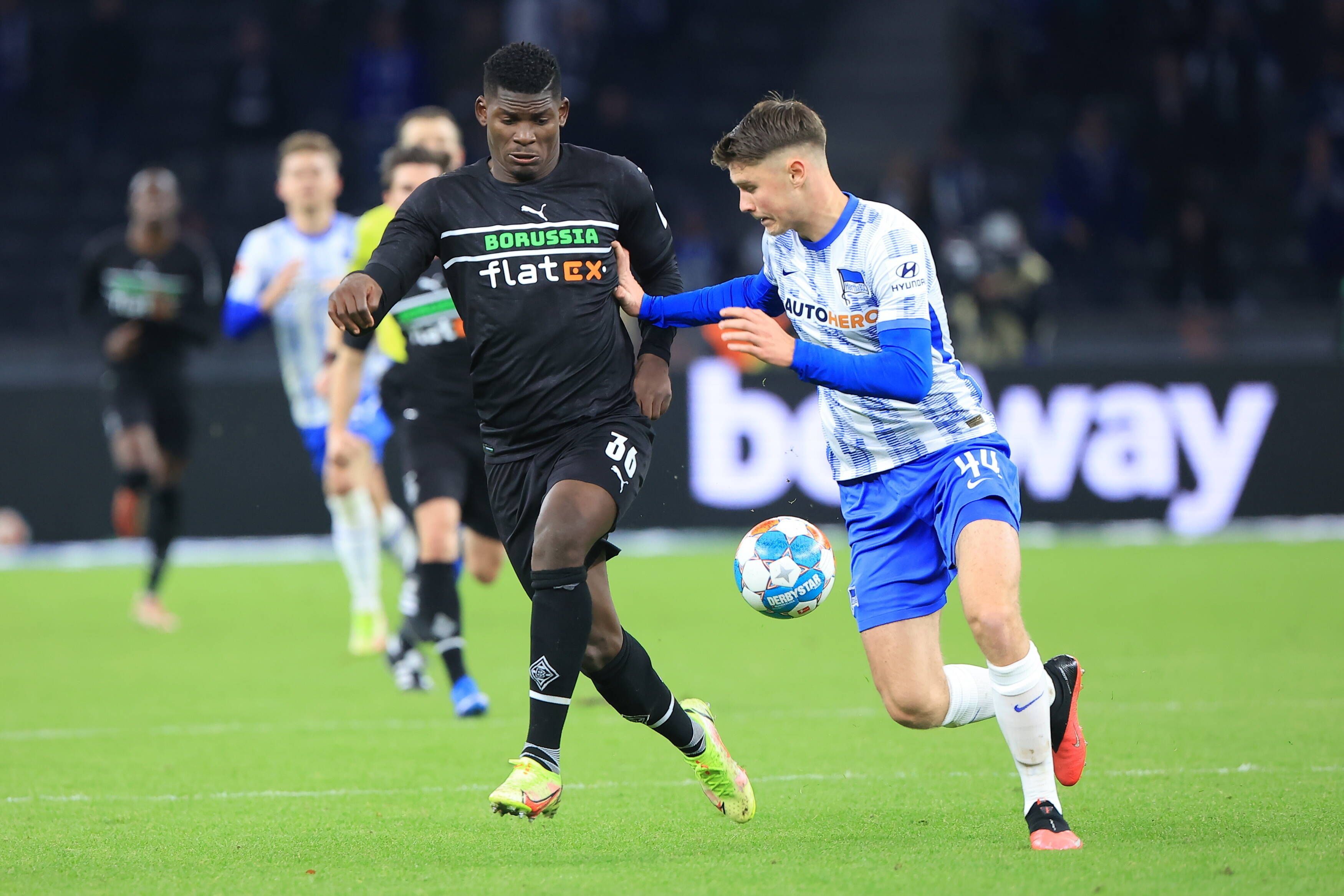 Breel Embolo und Hertha-Spieler Linus Gechter haben den Ball im Blick. Gechter mit dem Ball, schiebt Embolo weg.