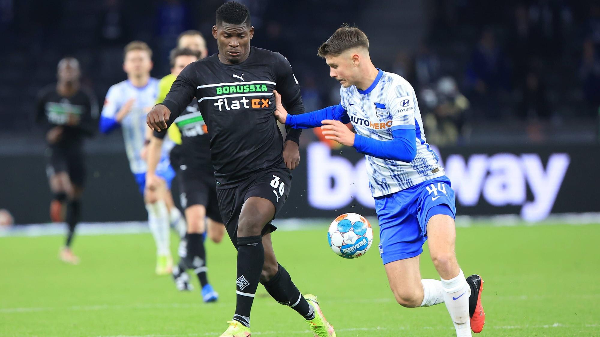 Breel Embolo und Hertha-Spieler Linus Gechter haben den Ball im Blick. Gechter mit dem Ball, schiebt Embolo weg.