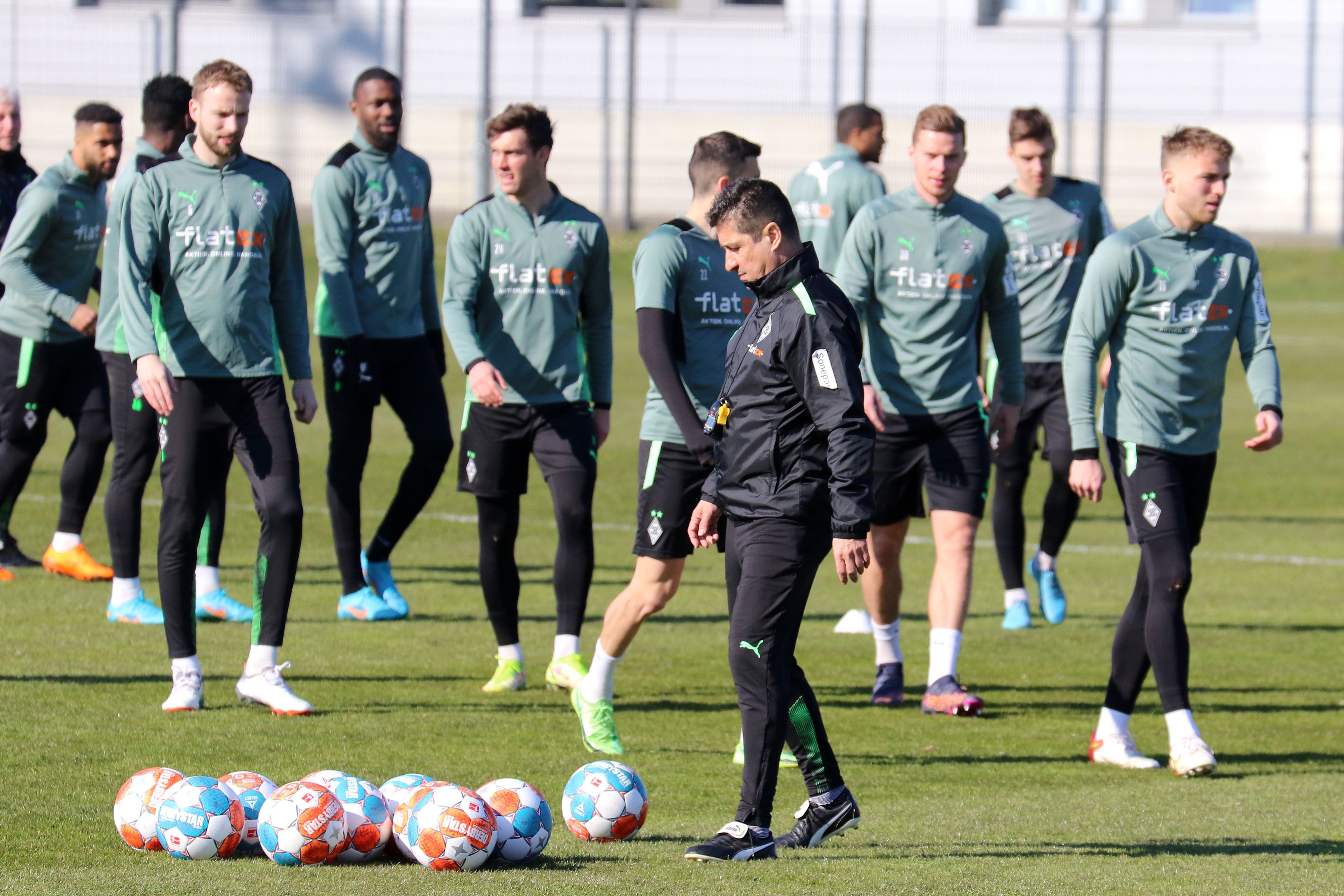Co-Trainer Christian Peintinger (vorne), der beim Spiel gegen Hertha BSC am Samstag (12. März 2022) Cheftrainer Adi Hütter an der Seitenlinie vertreten wird, hat personell mit einigen Fragezeichen zu kämpfen. Das Foto zeigt ihn beim Training im Borussia-Park am 10. März 2022.