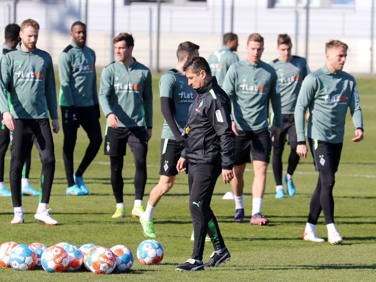 Co-Trainer Christian Peintinger (vorne), der beim Spiel gegen Hertha BSC am Samstag (12. März 2022) Cheftrainer Adi Hütter an der Seitenlinie vertreten wird, hat personell mit einigen Fragezeichen zu kämpfen. Das Foto zeigt ihn beim Training im Borussia-Park am 10. März 2022.