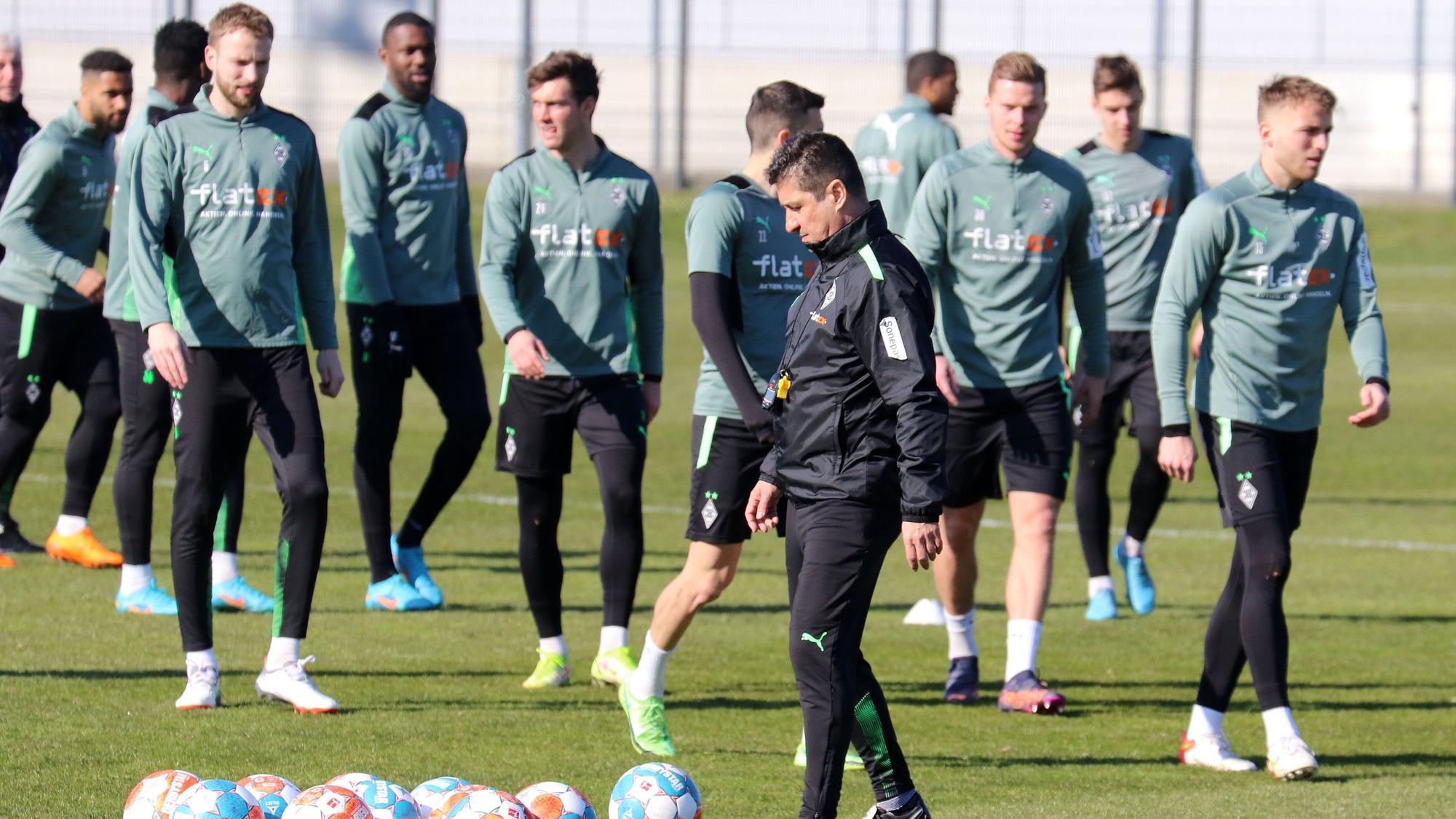 Co-Trainer Christian Peintinger (vorne), der beim Spiel gegen Hertha BSC am Samstag (12. März 2022) Cheftrainer Adi Hütter an der Seitenlinie vertreten wird, hat personell mit einigen Fragezeichen zu kämpfen. Das Foto zeigt ihn beim Training im Borussia-Park am 10. März 2022.
