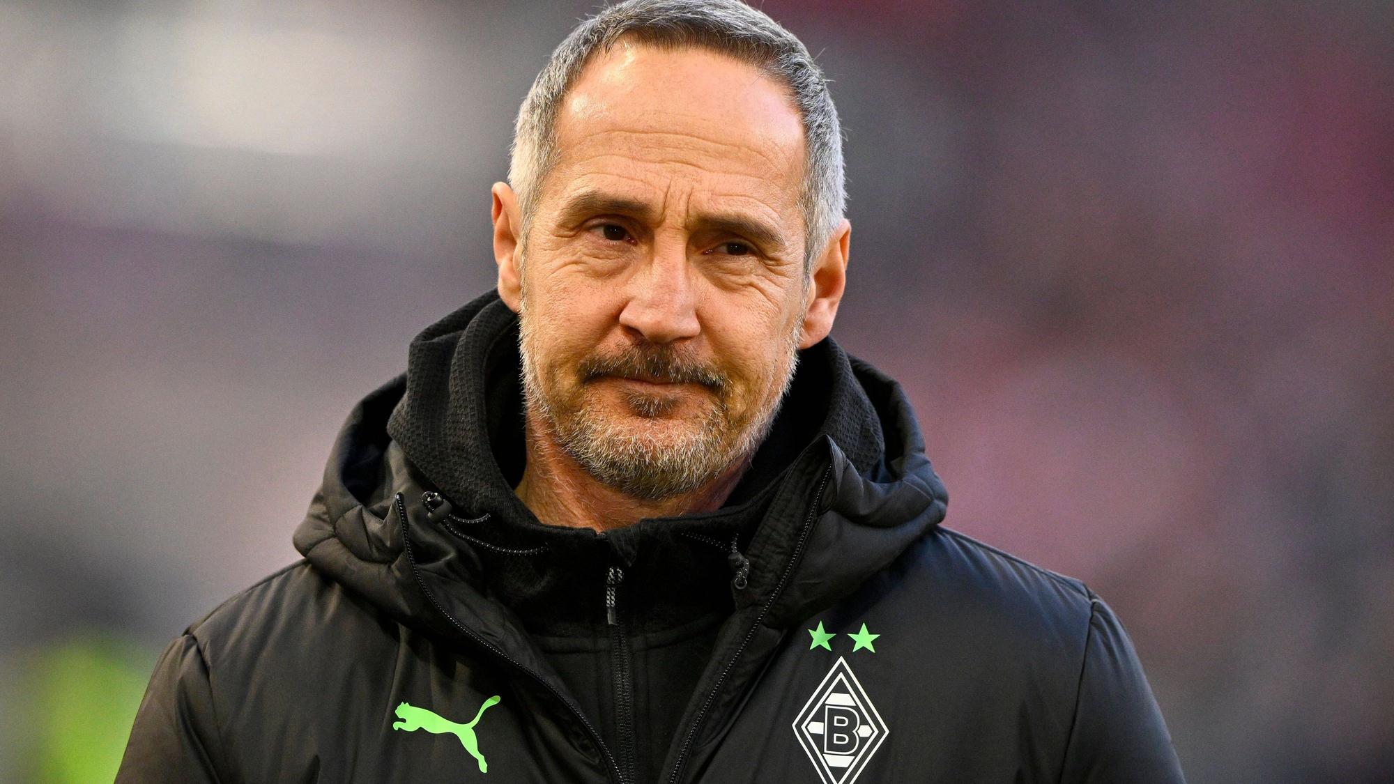 Adi Hütter, Trainer von Borussia Mönchengladbach, fehlt gegen Hertha BSC wegen einer Corona-Infektion. Auf diesem Foto ist der Österreicher am 5. März 2022 zu sehen. Hütter blickt angefressen drein.