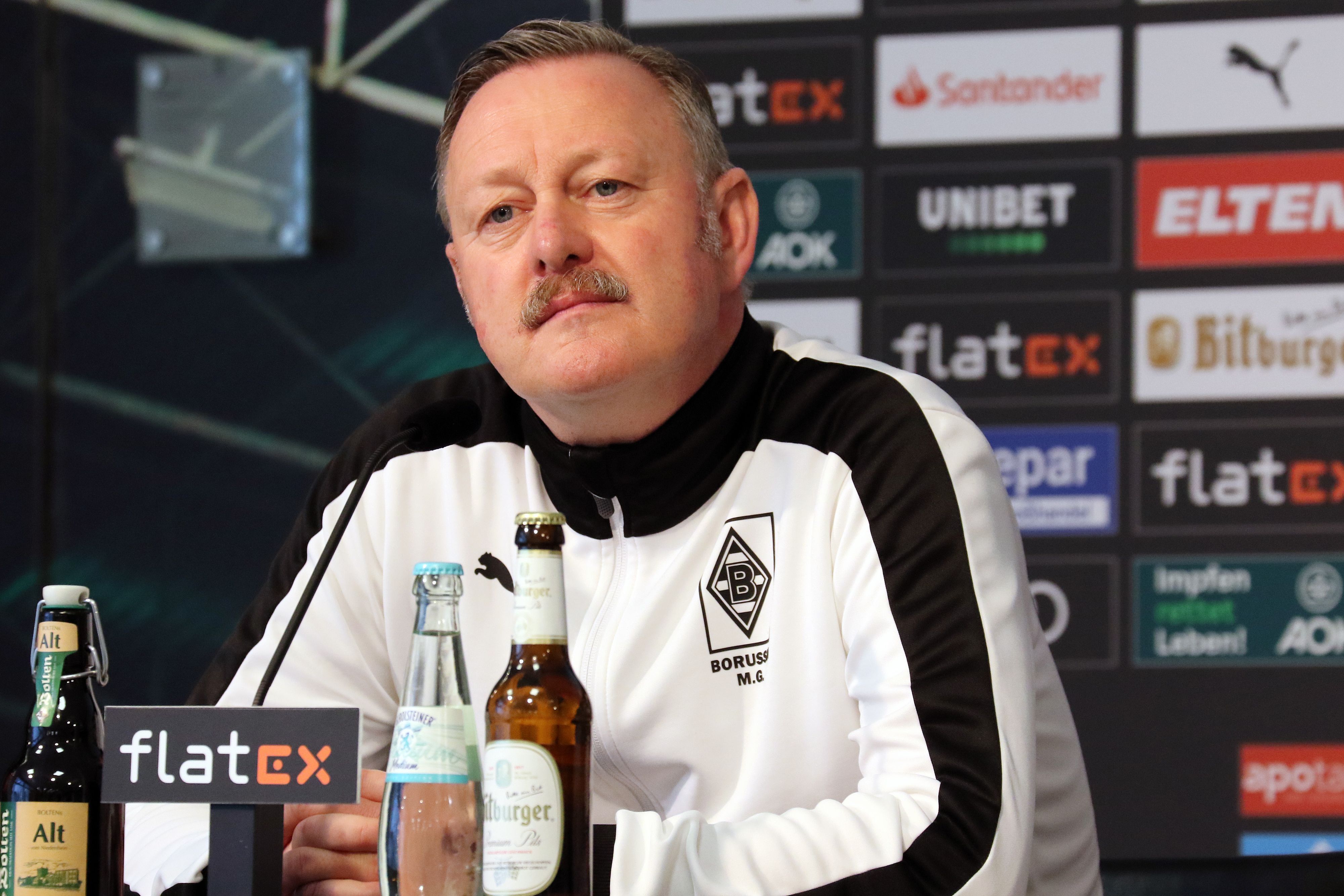 Gladbach-Sportdirektor Roland Virkus am 10. März 2022 bei einer Pressekonferenz im Borussia-Park. Der 55-Jährige blickt in den Presseraum.