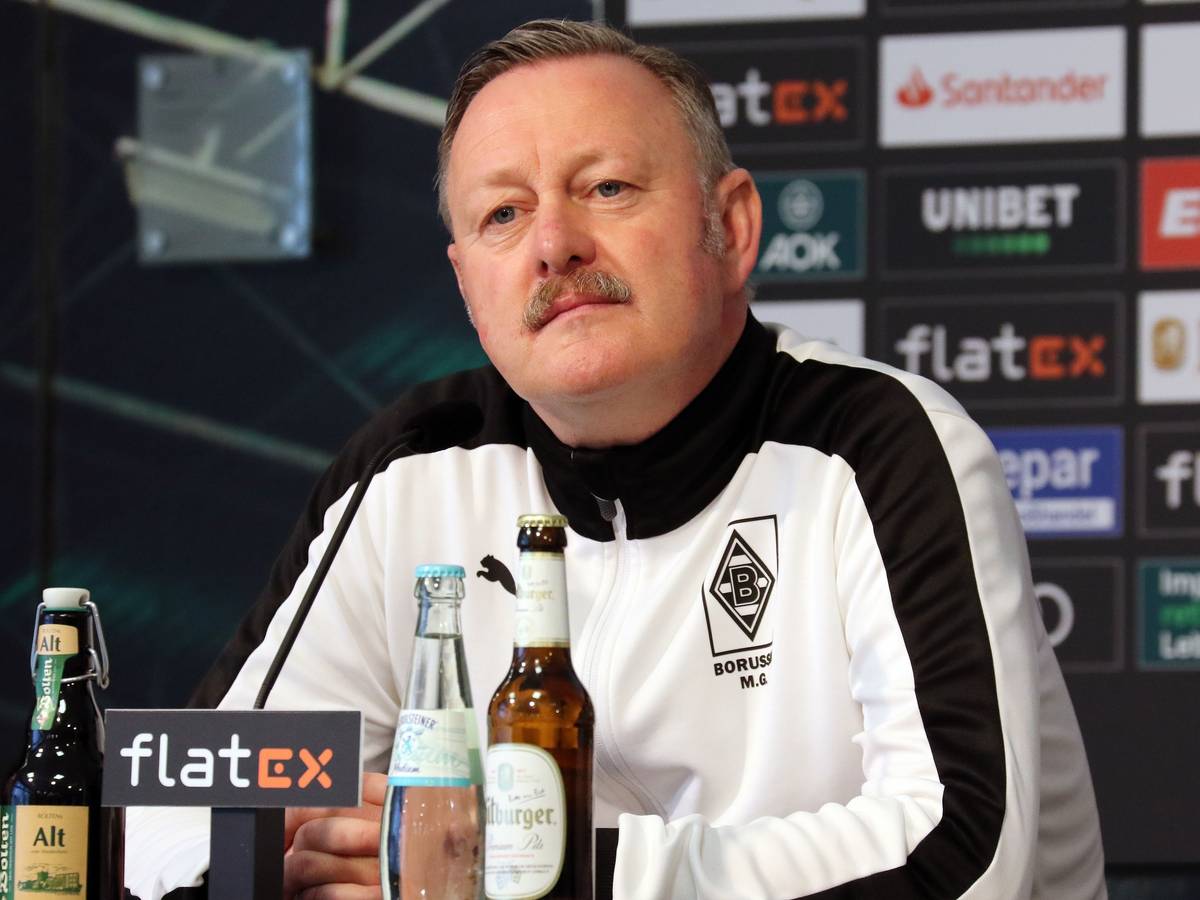 Gladbach-Sportdirektor Roland Virkus am 10. März 2022 bei einer Pressekonferenz im Borussia-Park. Der 55-Jährige blickt in den Presseraum.