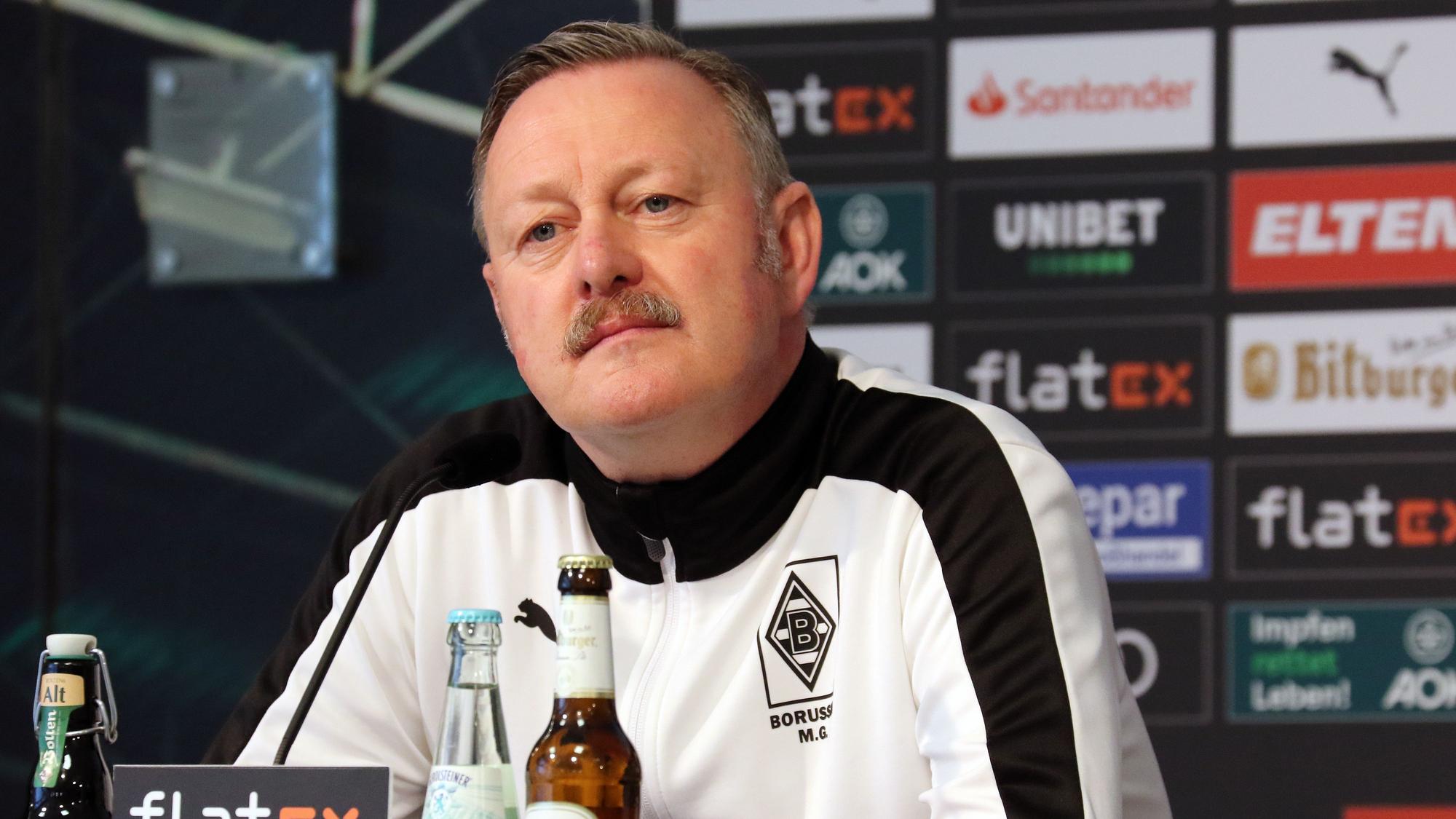 Gladbach-Sportdirektor Roland Virkus am 10. März 2022 bei einer Pressekonferenz im Borussia-Park. Der 55-Jährige blickt in den Presseraum.