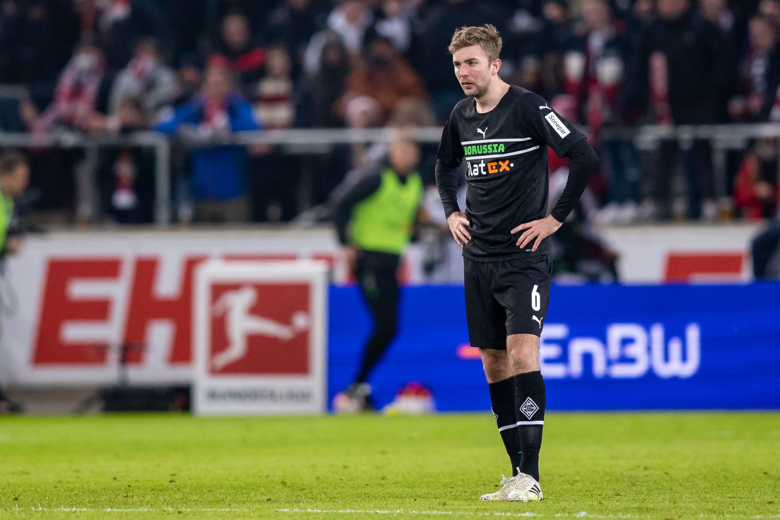 Christoph Kramer, Mittelfeldspieler von Borussia Mönchengladbach. Auf diesem Bild ist der Weltmeister am 5. März 2022 während des Bundesliga-Duells beim VfB Stuttgart zu sehen. Kramer blickt enttäuscht auf das Spielfeld.