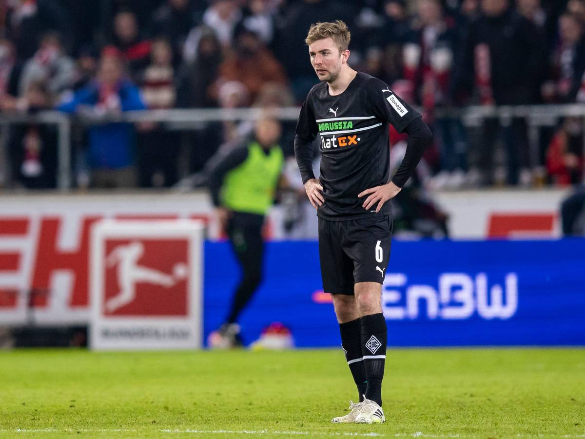 Christoph Kramer, Mittelfeldspieler von Borussia Mönchengladbach. Auf diesem Bild ist der Weltmeister am 5. März 2022 während des Bundesliga-Duells beim VfB Stuttgart zu sehen. Kramer blickt enttäuscht auf das Spielfeld.