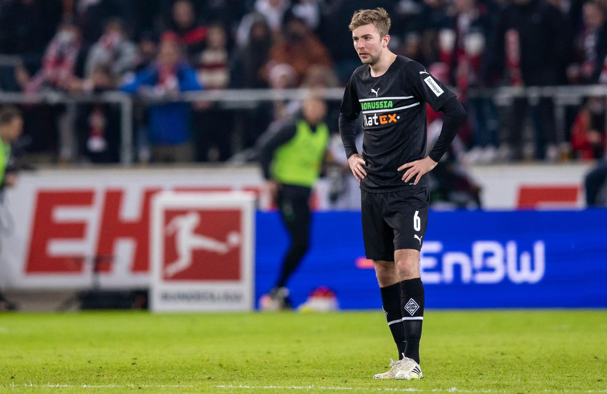 Christoph Kramer, Mittelfeldspieler von Borussia Mönchengladbach. Auf diesem Bild ist der Weltmeister am 5. März 2022 während des Bundesliga-Duells beim VfB Stuttgart zu sehen. Kramer blickt enttäuscht auf das Spielfeld.