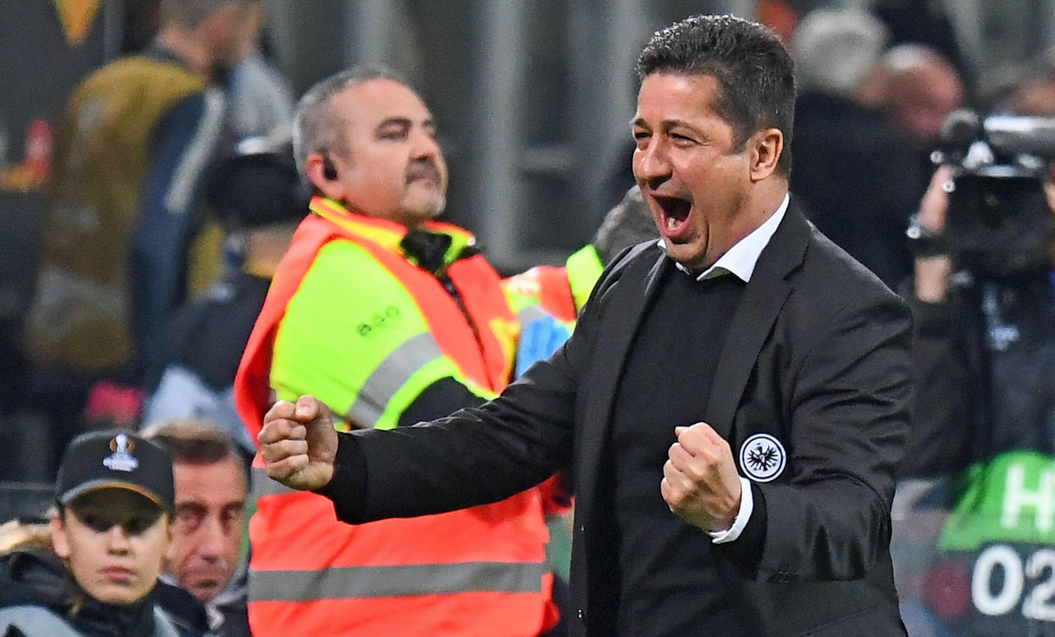 Trainer Christian Peintinger schreit seine Freude heraus! Als Vertreter von Adi Hütter coachte der Österreicher Eintracht Frankfurt am 14. März 2019 im Europapokal zu einem 1:0-Sieg bei Inter Mailand. Peintinger ballt die Fäuste.