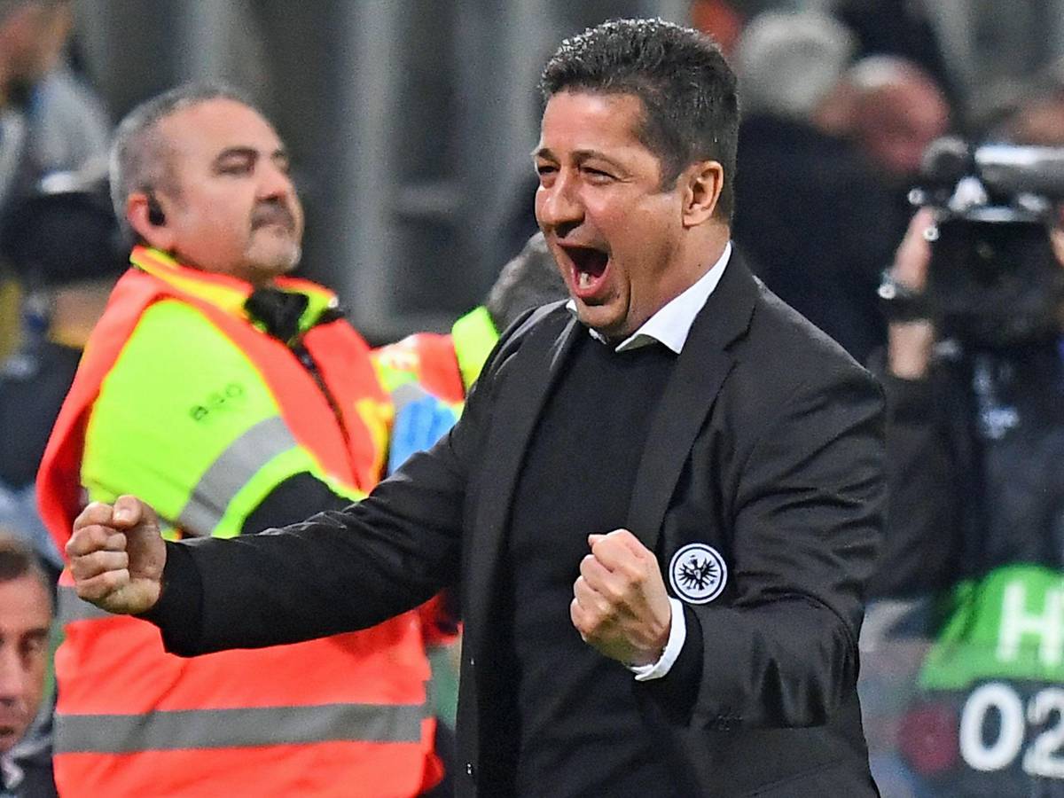 Trainer Christian Peintinger schreit seine Freude heraus! Als Vertreter von Adi Hütter coachte der Österreicher Eintracht Frankfurt am 14. März 2019 im Europapokal zu einem 1:0-Sieg bei Inter Mailand. Peintinger ballt die Fäuste.