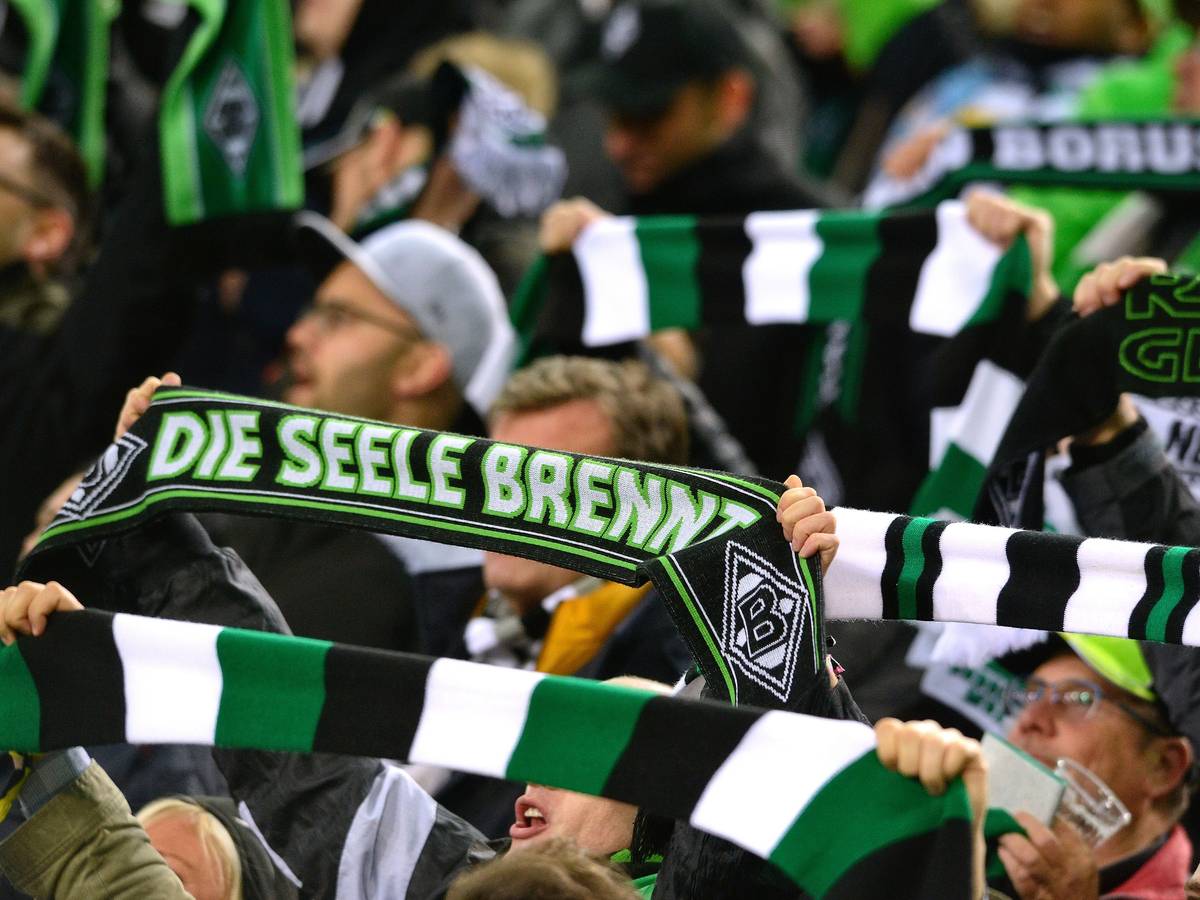 Fans von Fußball-Bundesligist Borussia Mönchengladbach, hier zu sehen während des Europa-League-Spiels gegen AS Rom am 7. November 2019. Die Fans strecken ihre Schals in die Luft.
