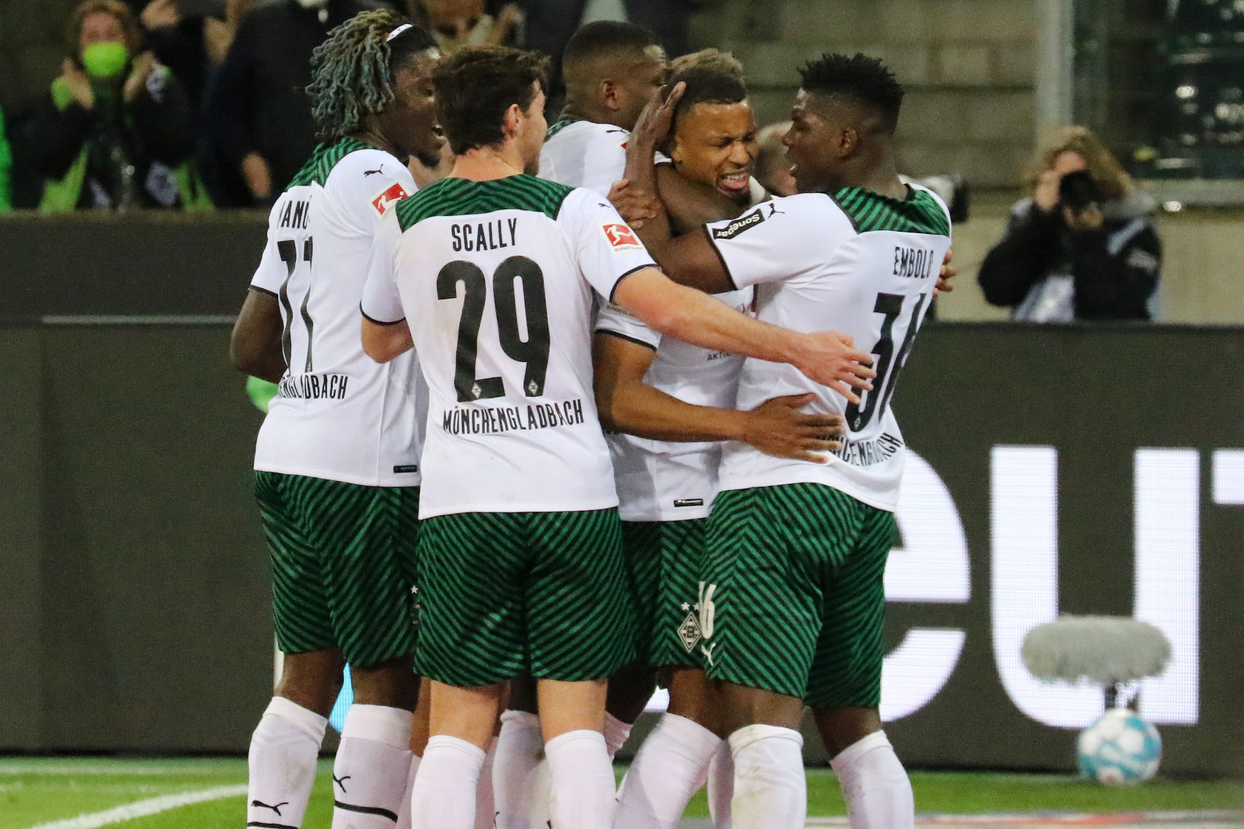 Borussia Mönchengladbach in Ekstase! Die Spieler feiern das 1:0 in einer großen Jubeltraube.
