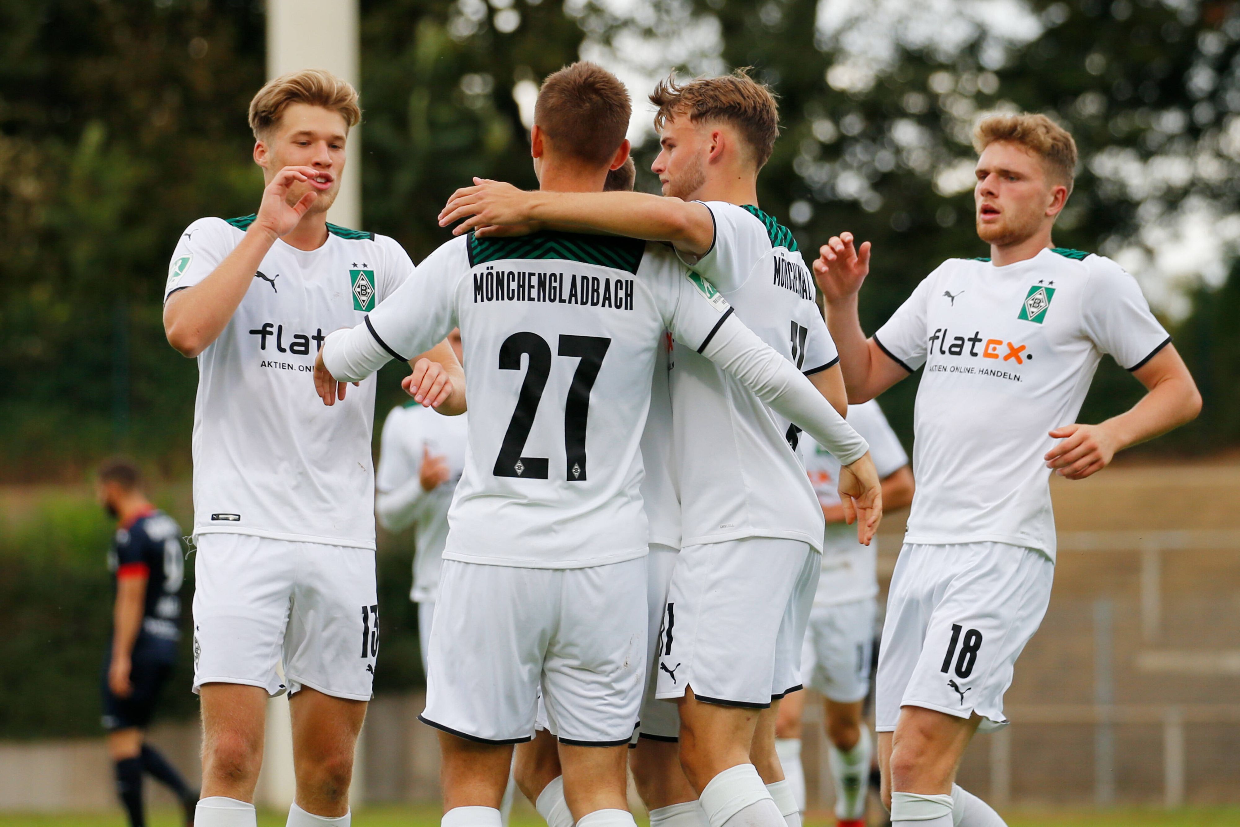 Die U23 von Borussia Mönchengladbach jubelt im Hinspiel der Regionalliga-Begegnung gegen den Bonner SC.