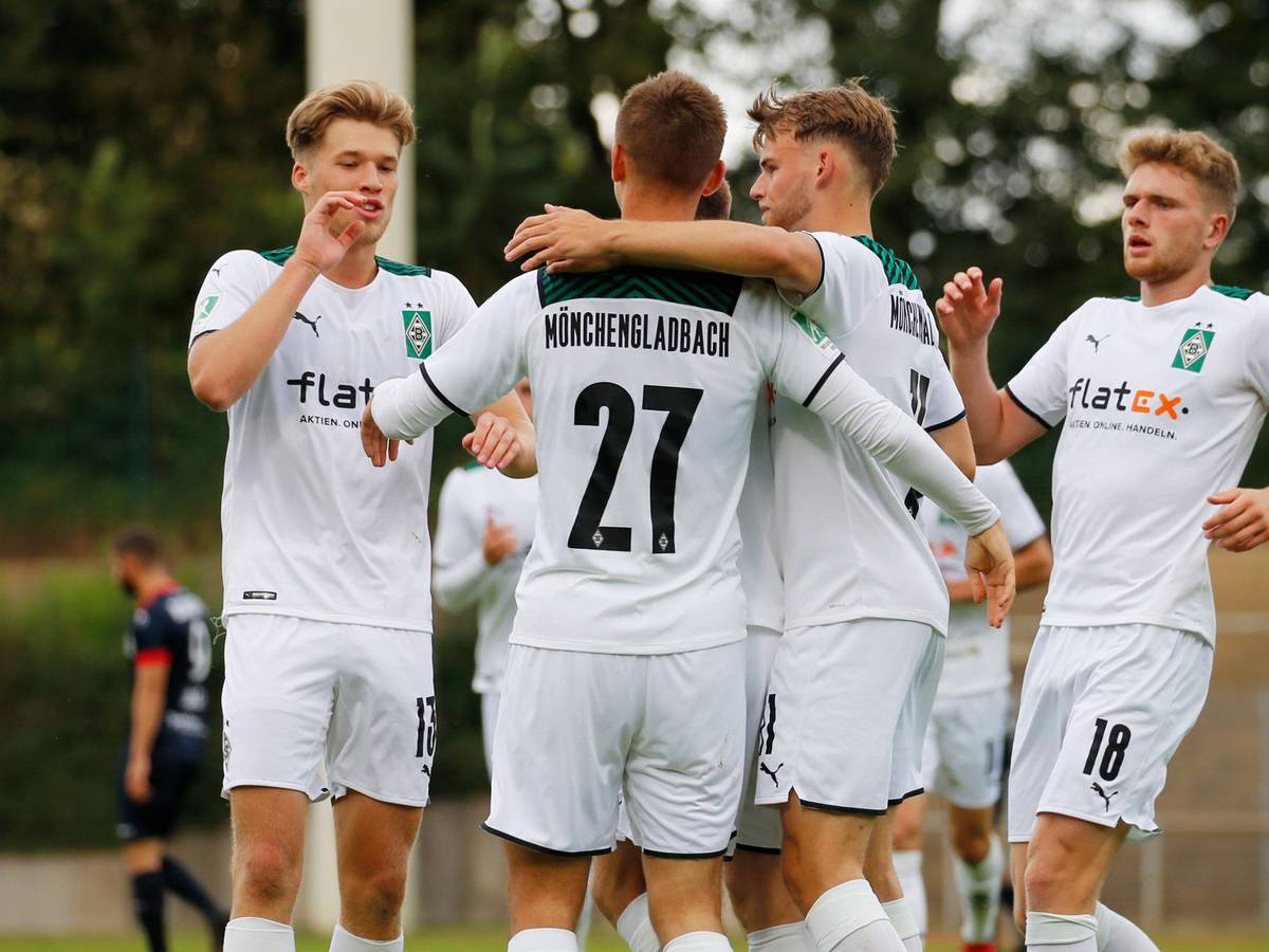 Die U23 von Borussia Mönchengladbach jubelt im Hinspiel der Regionalliga-Begegnung gegen den Bonner SC.