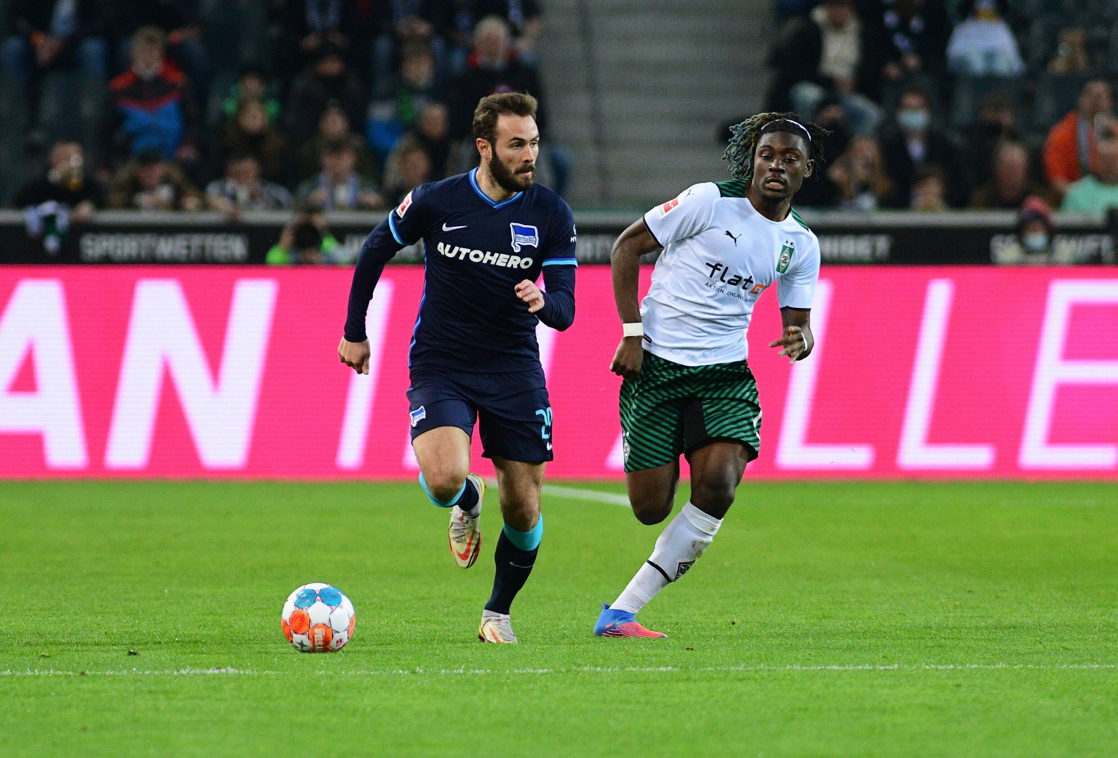 xnjx, 12.03.2022 Mönchengladbach 1. Fussball-Bundesliga Borussia Moenchengladbach vs. Hertha BSC Berlin Lucas Tousart Berlin, li. enteilt Kouadio Manu Kone Gladbach, re. Gemaess den Vorgaben der DFL Deutsche Fussball Liga ist es untersagt, in dem Stadion und/oder vom Spiel angefertigte Fotoaufnahmen in Form von Sequenzbildern und/oder videoaehnlichen Fotostrecken zu verwerten bzw. Verwerten zu lassen. DFL regulations prohibit any use of photographs as image sequences and/or quasi-video. emspor Moenchengladbach *** xnjx, 12 03 2022 Mönchengladbach 1 Football Bundesliga Borussia Moenchengladbach vs Hertha BSC Berlin Lucas Tousart Berlin, left Kouadio Manu Kone Gladbach, right According to the regulations of the DFL Deutsche Fussball Liga it is prohibited, DFL regulations prohibit any use of photographs as image sequences and or quasi video emspor Moenchengladbach