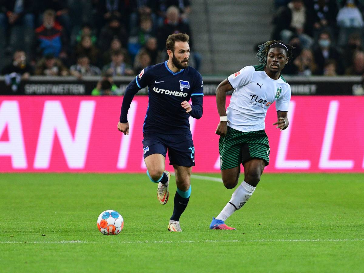 xnjx, 12.03.2022 Mönchengladbach 1. Fussball-Bundesliga Borussia Moenchengladbach vs. Hertha BSC Berlin Lucas Tousart Berlin, li. enteilt Kouadio Manu Kone Gladbach, re. Gemaess den Vorgaben der DFL Deutsche Fussball Liga ist es untersagt, in dem Stadion und/oder vom Spiel angefertigte Fotoaufnahmen in Form von Sequenzbildern und/oder videoaehnlichen Fotostrecken zu verwerten bzw. Verwerten zu lassen. DFL regulations prohibit any use of photographs as image sequences and/or quasi-video. emspor Moenchengladbach *** xnjx, 12 03 2022 Mönchengladbach 1 Football Bundesliga Borussia Moenchengladbach vs Hertha BSC Berlin Lucas Tousart Berlin, left Kouadio Manu Kone Gladbach, right According to the regulations of the DFL Deutsche Fussball Liga it is prohibited, DFL regulations prohibit any use of photographs as image sequences and or quasi video emspor Moenchengladbach