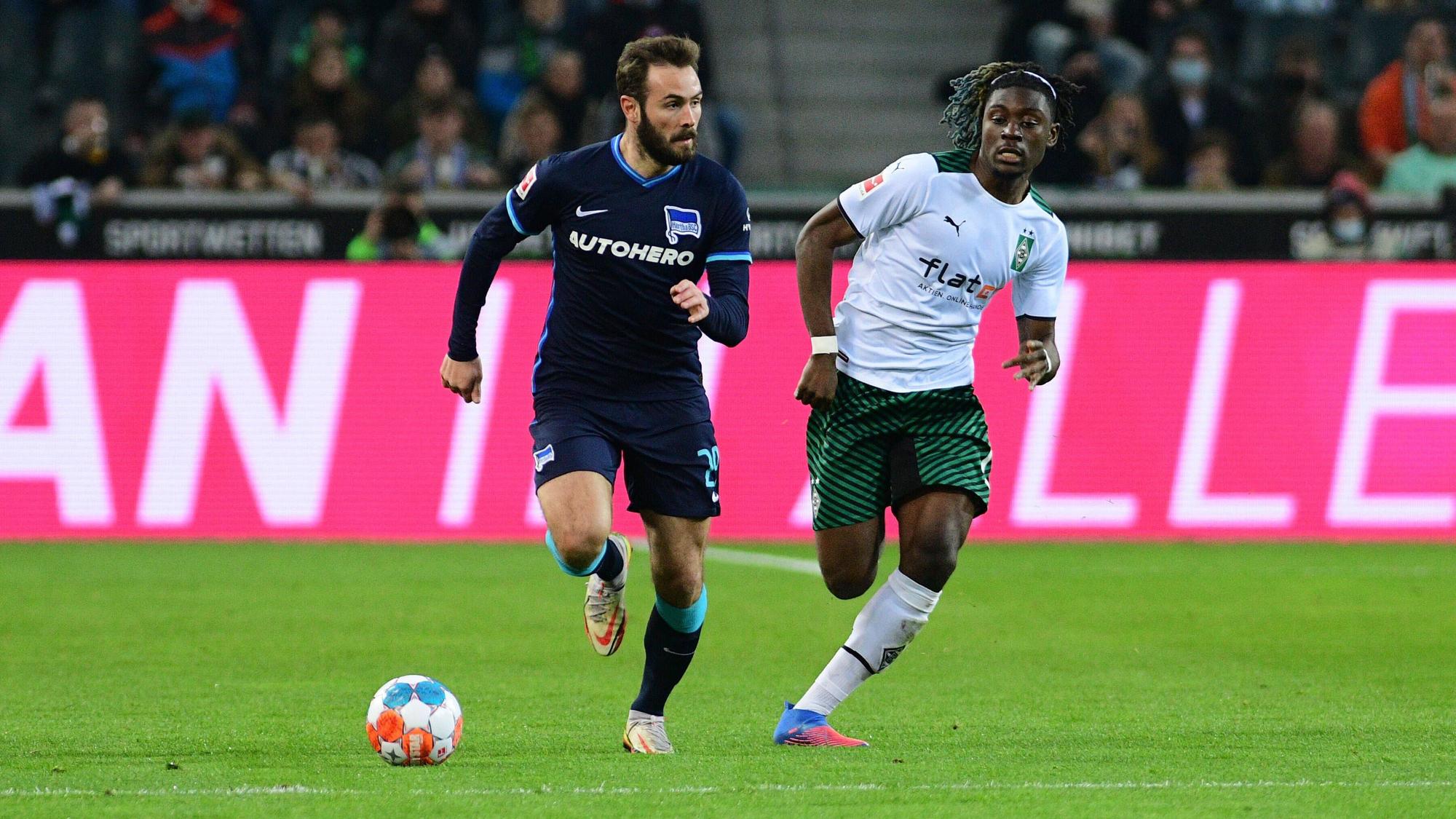xnjx, 12.03.2022 Mönchengladbach 1. Fussball-Bundesliga Borussia Moenchengladbach vs. Hertha BSC Berlin Lucas Tousart Berlin, li. enteilt Kouadio Manu Kone Gladbach, re. Gemaess den Vorgaben der DFL Deutsche Fussball Liga ist es untersagt, in dem Stadion und/oder vom Spiel angefertigte Fotoaufnahmen in Form von Sequenzbildern und/oder videoaehnlichen Fotostrecken zu verwerten bzw. Verwerten zu lassen. DFL regulations prohibit any use of photographs as image sequences and/or quasi-video. emspor Moenchengladbach *** xnjx, 12 03 2022 Mönchengladbach 1 Football Bundesliga Borussia Moenchengladbach vs Hertha BSC Berlin Lucas Tousart Berlin, left Kouadio Manu Kone Gladbach, right According to the regulations of the DFL Deutsche Fussball Liga it is prohibited, DFL regulations prohibit any use of photographs as image sequences and or quasi video emspor Moenchengladbach
