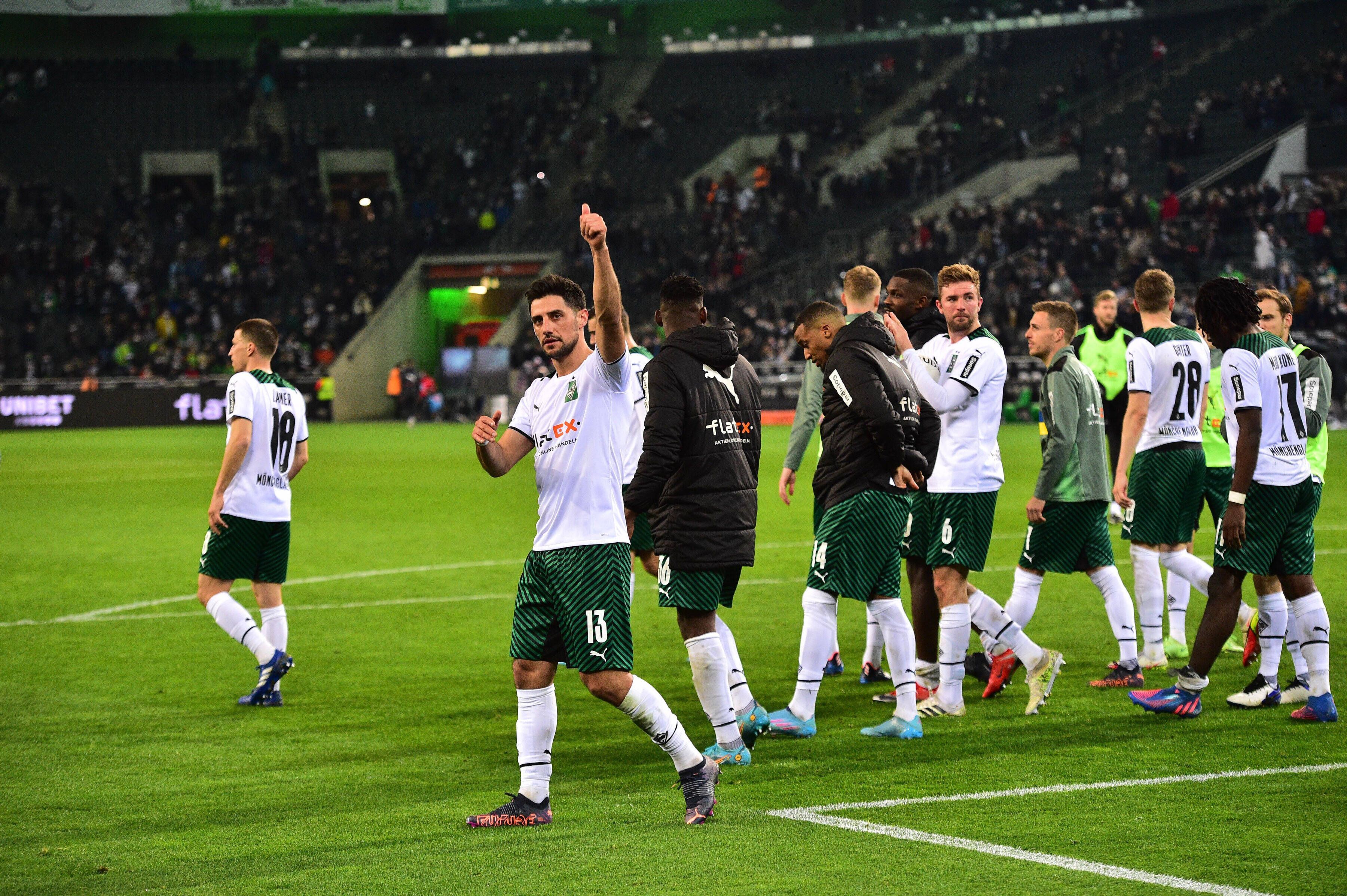 Die Spieler der Gladbacher Borussia drehen nach dem Heimdreier gegen Hertha BSC (12. März 2022) im Borussia-Park eine Ehrenrunde auf dem Spielfeld. Kapitän Lars Stindl macht die Dauem-Hoch-Geste Richtung Zuschauer.