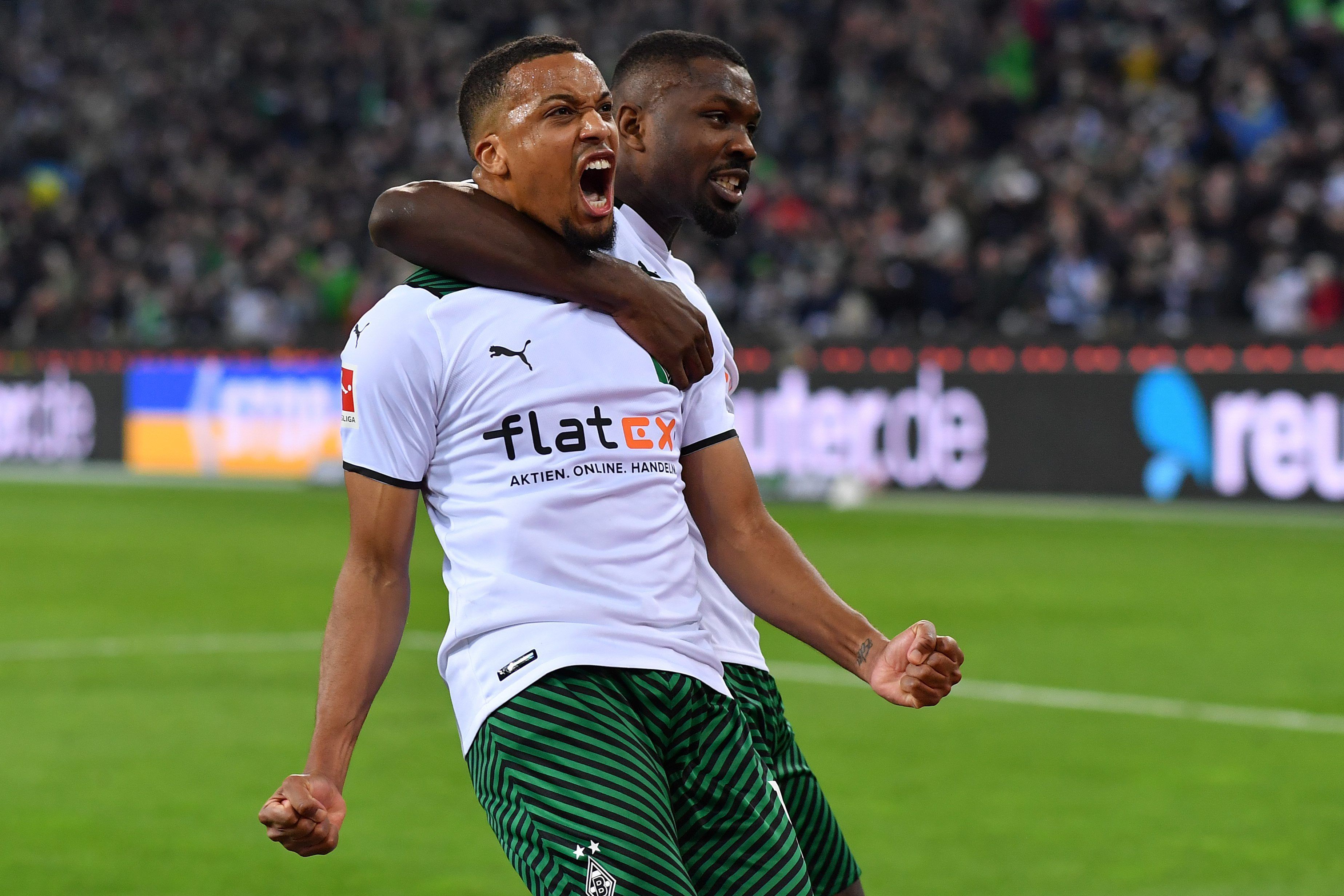 Alassane Plea (l), hier beim Torjubel mit Teamkollege Marcus Thuram, brachte Borussia Mönchengladbach im Spiel gegen Hertha BSC am Samstagabend (13. März 2022) per Elfmeter mit 1:0 in Führung.