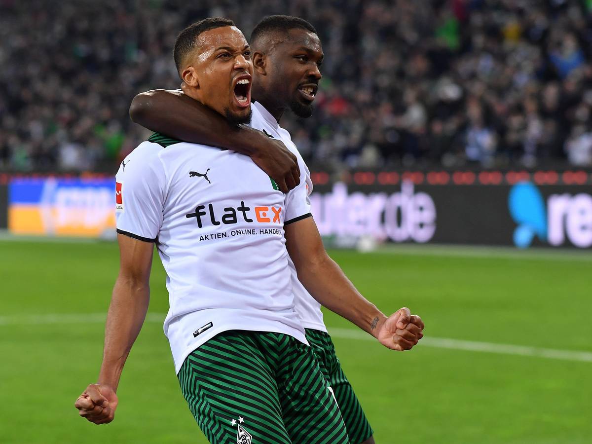 Alassane Plea (l), hier beim Torjubel mit Teamkollege Marcus Thuram, brachte Borussia Mönchengladbach im Spiel gegen Hertha BSC am Samstagabend (13. März 2022) per Elfmeter mit 1:0 in Führung.