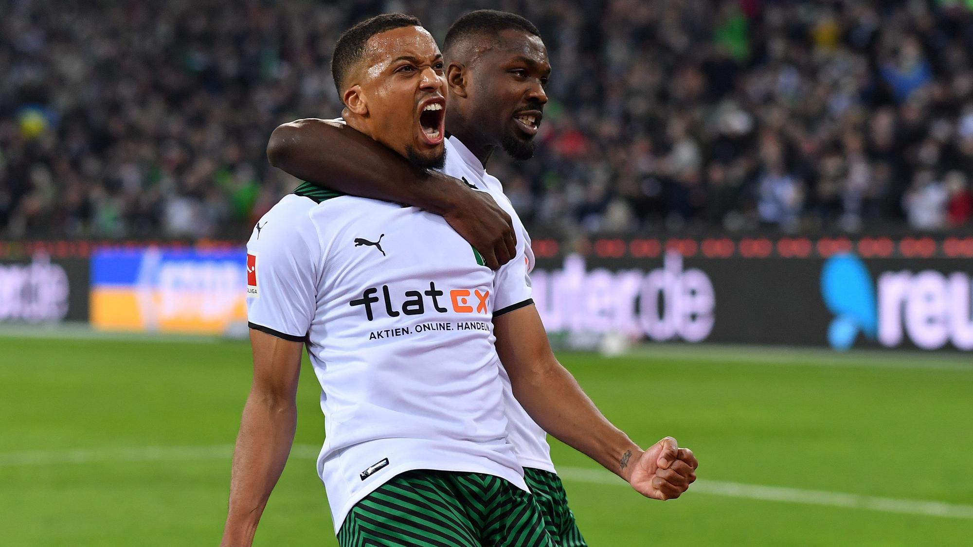 Alassane Plea (l), hier beim Torjubel mit Teamkollege Marcus Thuram, brachte Borussia Mönchengladbach im Spiel gegen Hertha BSC am Samstagabend (13. März 2022) per Elfmeter mit 1:0 in Führung.