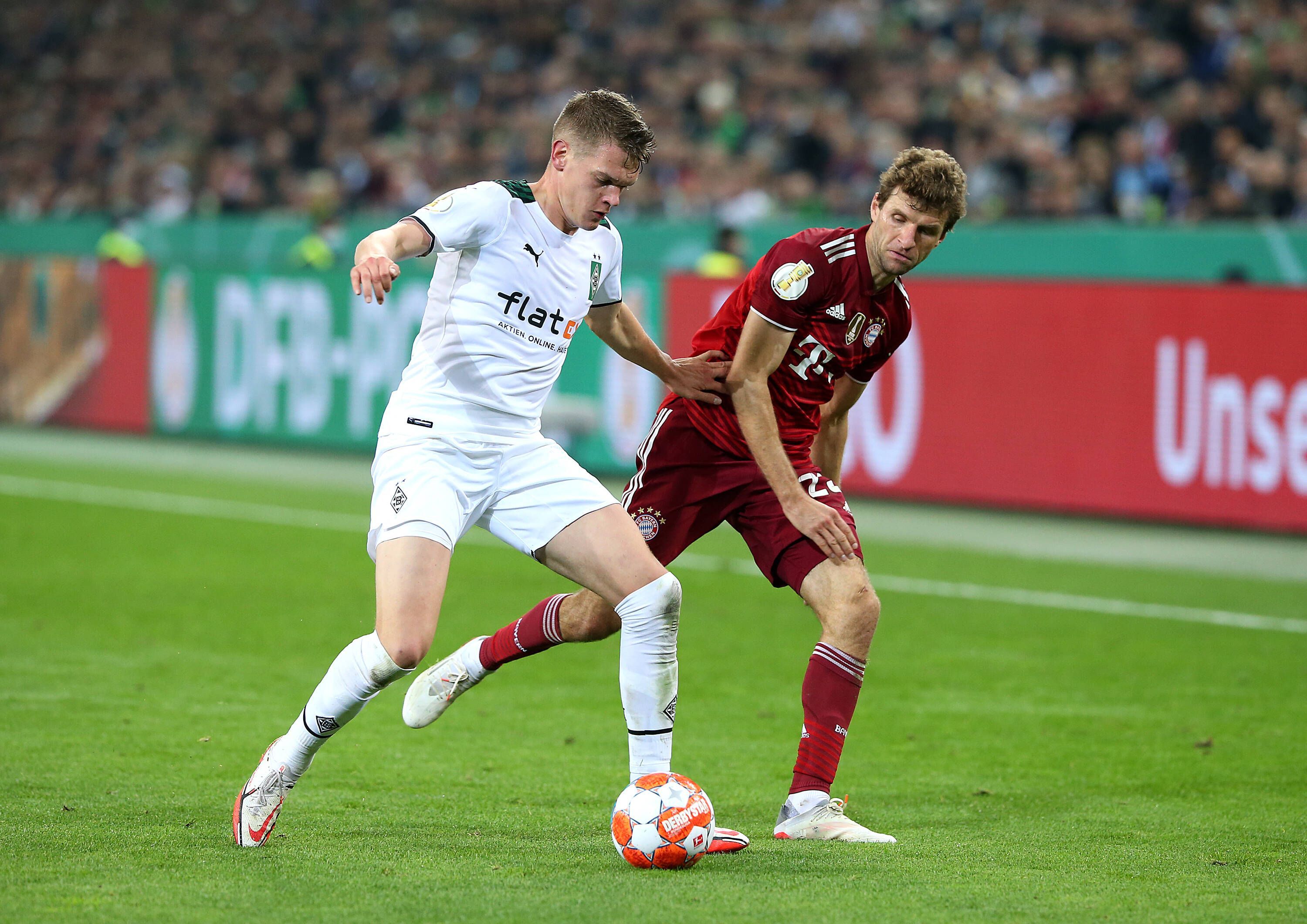 Innenverteidiger Matthias Ginter (l.) im Duell mit Bayern-München-Angreifer Thomas Müller (r.) am 27. Oktober 2021 im Borussia-Park.