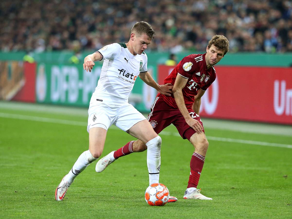 Innenverteidiger Matthias Ginter (l.) im Duell mit Bayern-München-Angreifer Thomas Müller (r.) am 27. Oktober 2021 im Borussia-Park.