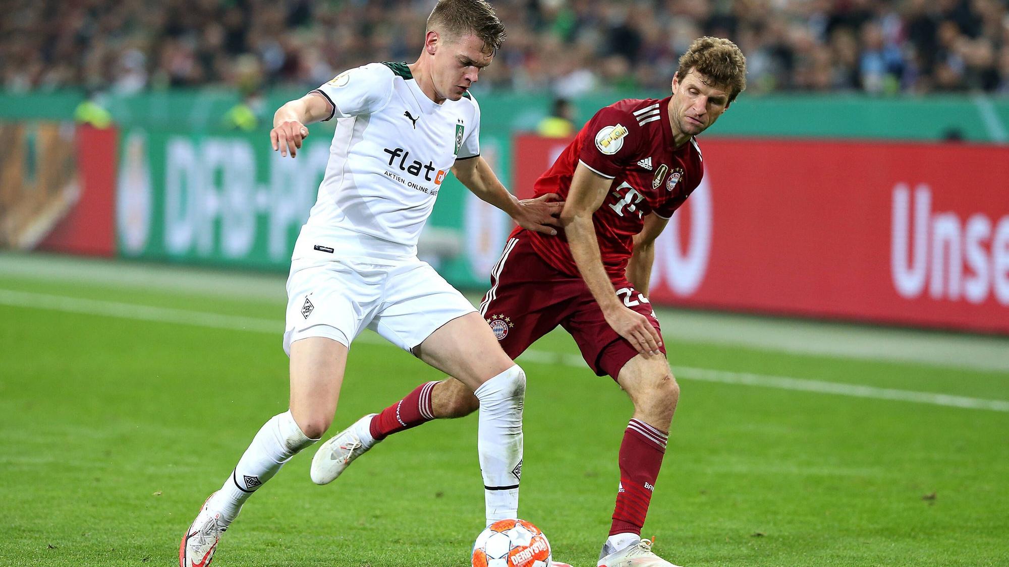 Innenverteidiger Matthias Ginter (l.) im Duell mit Bayern-München-Angreifer Thomas Müller (r.) am 27. Oktober 2021 im Borussia-Park.
