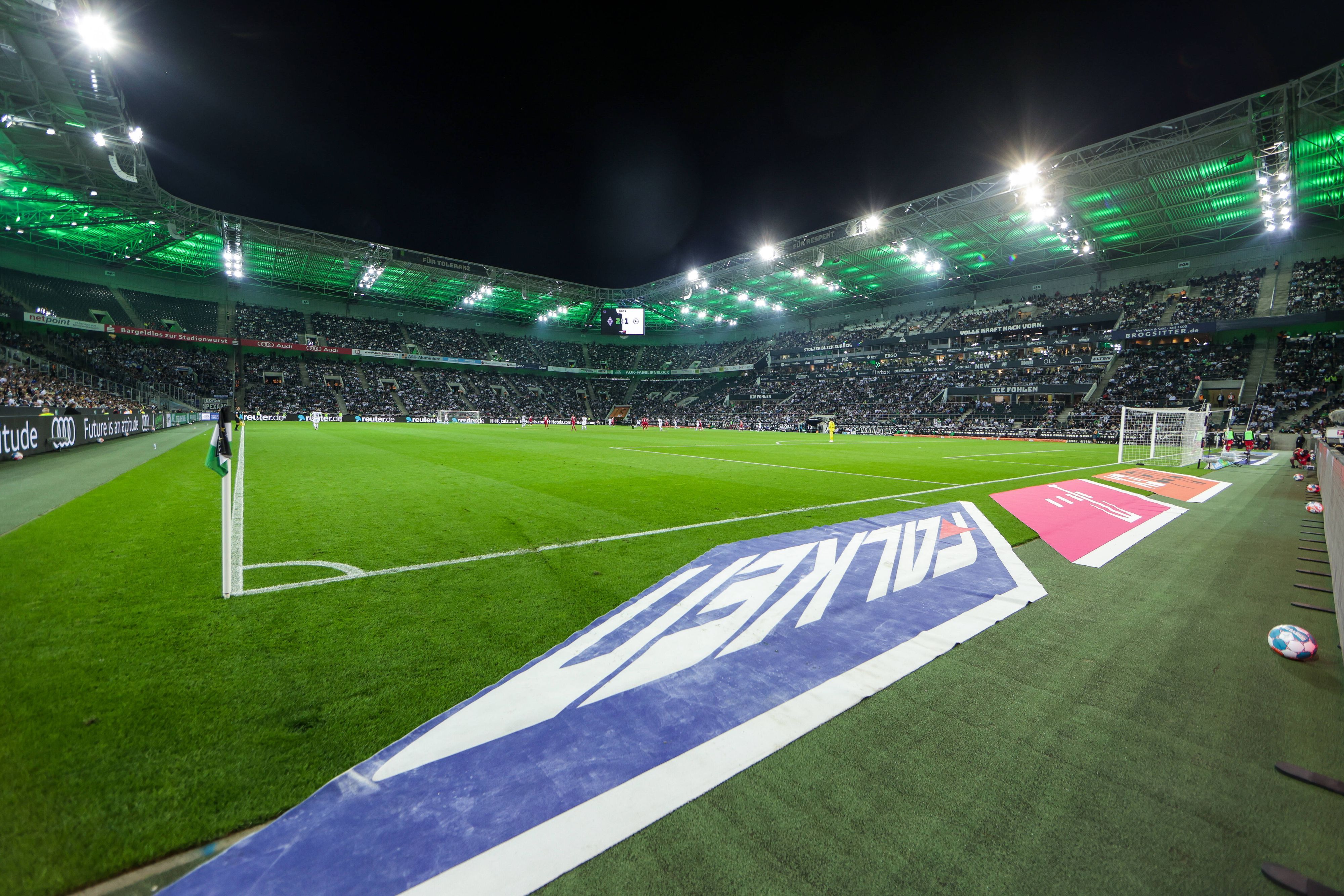 Der Borussia-Park in Mönchengladbach. Dort steigt am Samstag (12. März 2021) das Bundesliga-Duell zwischen Borussia und Hertha BSC. Diese Aufnahme stammt vom 12. September 2021. Das Flutlicht im Stadion ist eingeschaltet.