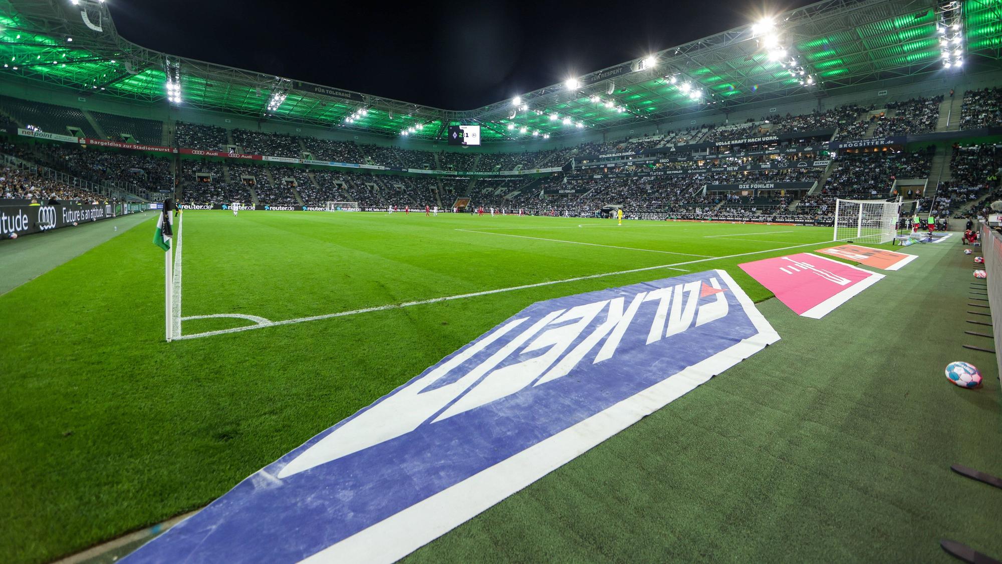 Der Borussia-Park in Mönchengladbach. Dort steigt am Samstag (12. März 2021) das Bundesliga-Duell zwischen Borussia und Hertha BSC. Diese Aufnahme stammt vom 12. September 2021. Das Flutlicht im Stadion ist eingeschaltet.