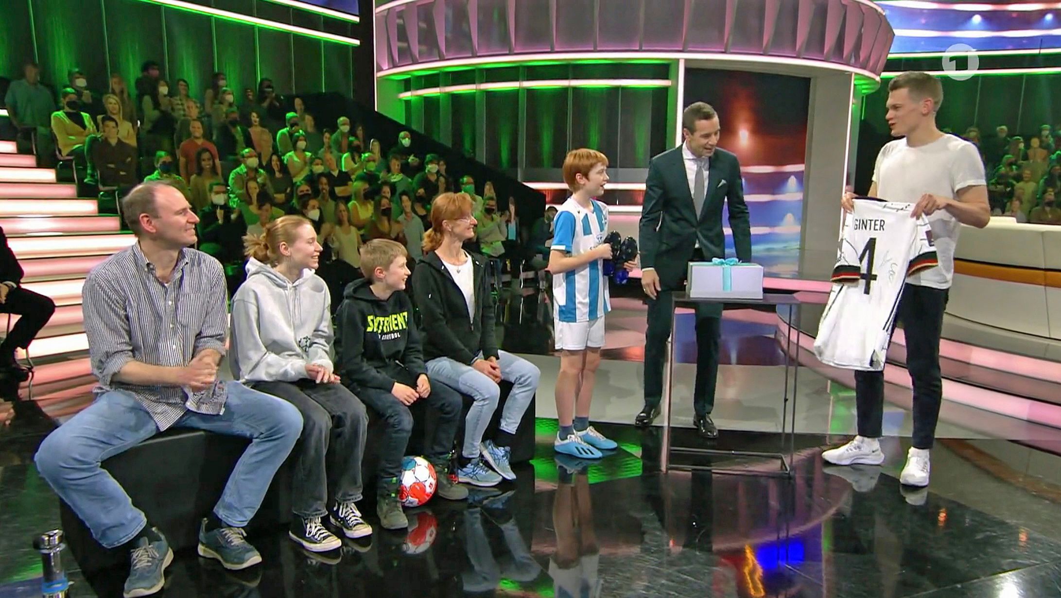 Matthias Ginter von Borussia Mönchengladbach In der 49. Ausgabe (12. März 2022) der ARD-Familienshow „Klein gegen Groß – Das unglaubliche Duell“  mit Laura, die Anhängerin vom 1. FC Köln ist. Ginter überreicht Laura ein Trikot der DFB-Elf.