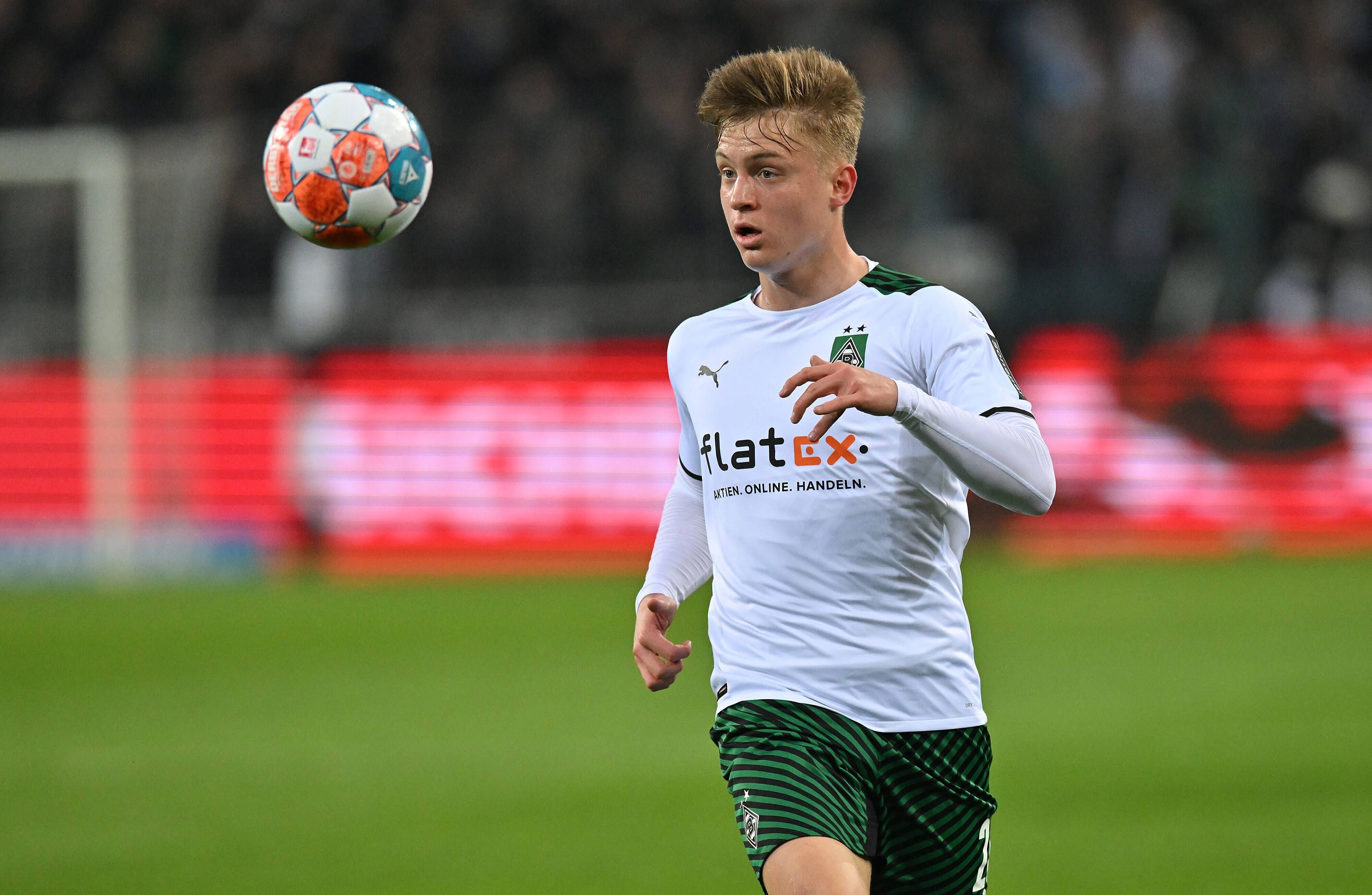 Luca Netz von Borussia Mönchengladbach feierte am Samstag (12. März 2022) sein Startelf-Comeback und einen Sieg gegen Ex-Klub Hertha BSC. Das Foto zeigt ihn im Spiel bei der Verfolgung des Balls.