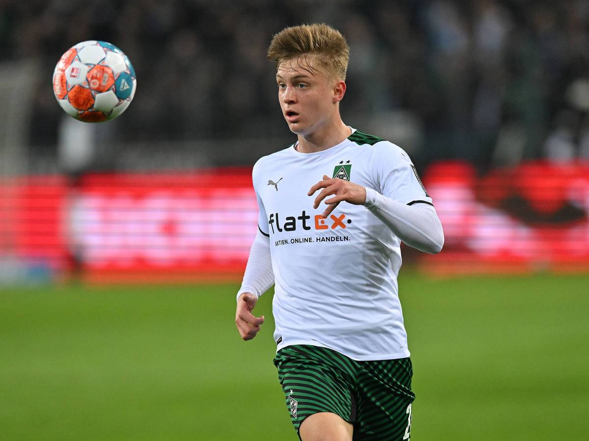 Luca Netz von Borussia Mönchengladbach feierte am Samstag (12. März 2022) sein Startelf-Comeback und einen Sieg gegen Ex-Klub Hertha BSC. Das Foto zeigt ihn im Spiel bei der Verfolgung des Balls.