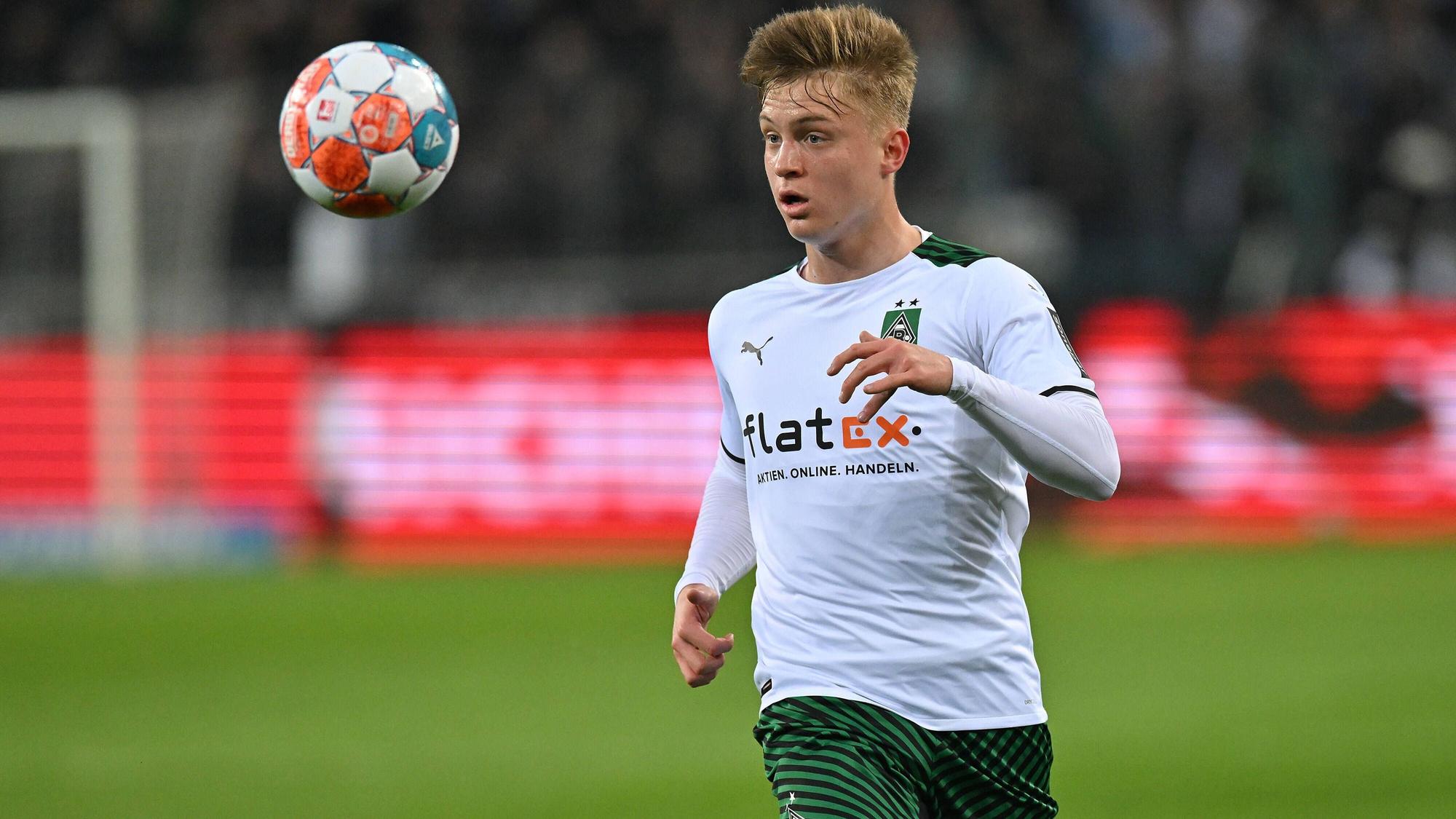 Luca Netz von Borussia Mönchengladbach feierte am Samstag (12. März 2022) sein Startelf-Comeback und einen Sieg gegen Ex-Klub Hertha BSC. Das Foto zeigt ihn im Spiel bei der Verfolgung des Balls.