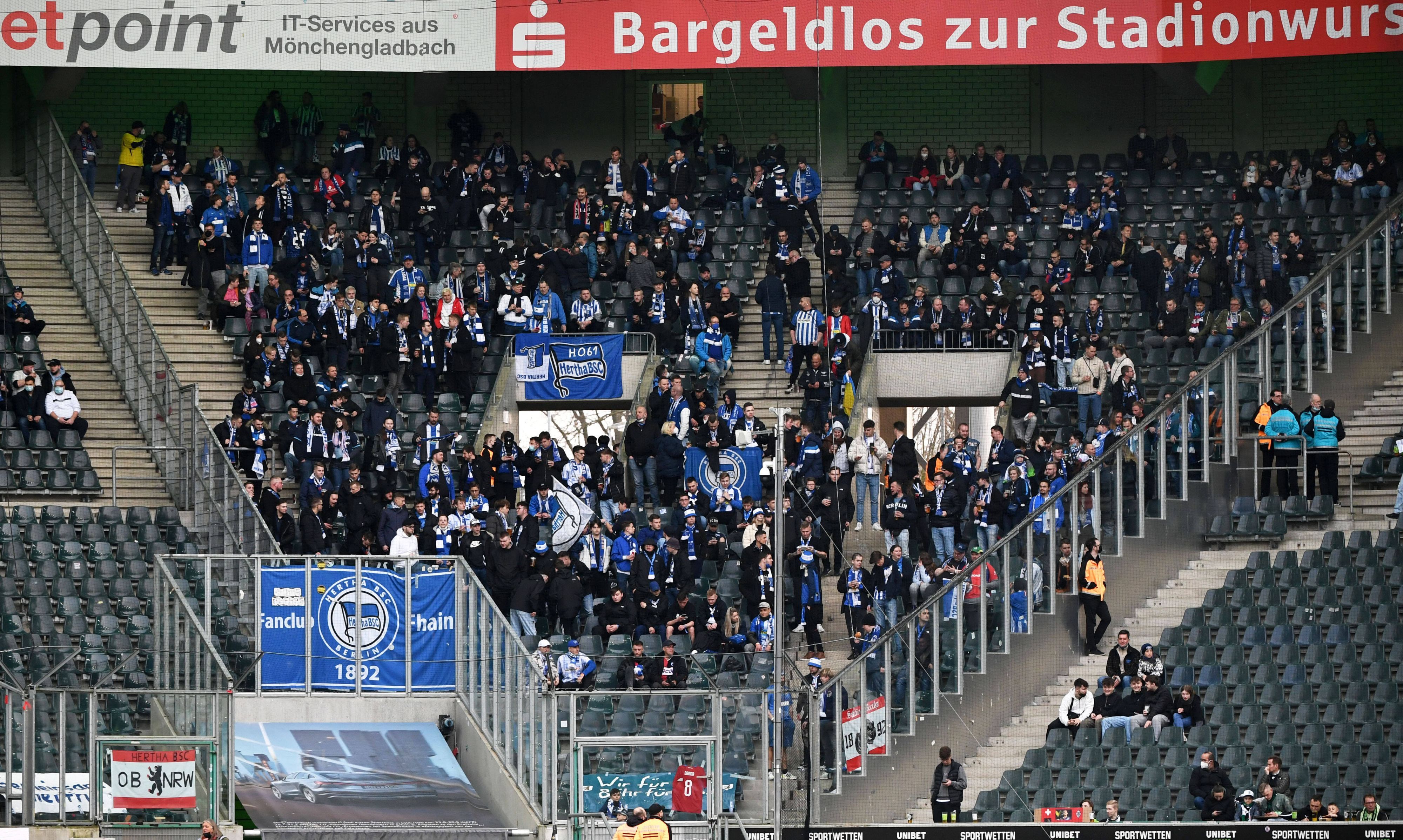 Fans von Hertha BSC, hier im Gästeblock des Borussia-Parks zu sehen, sind am Samstag (13. März 2022) nach dem Bundesligaspiel zwischen Gladbach und Berlin mit Fohlen-Anhängern aneinandergeraten. Die Fans schauen auf das Spielgeschehen.