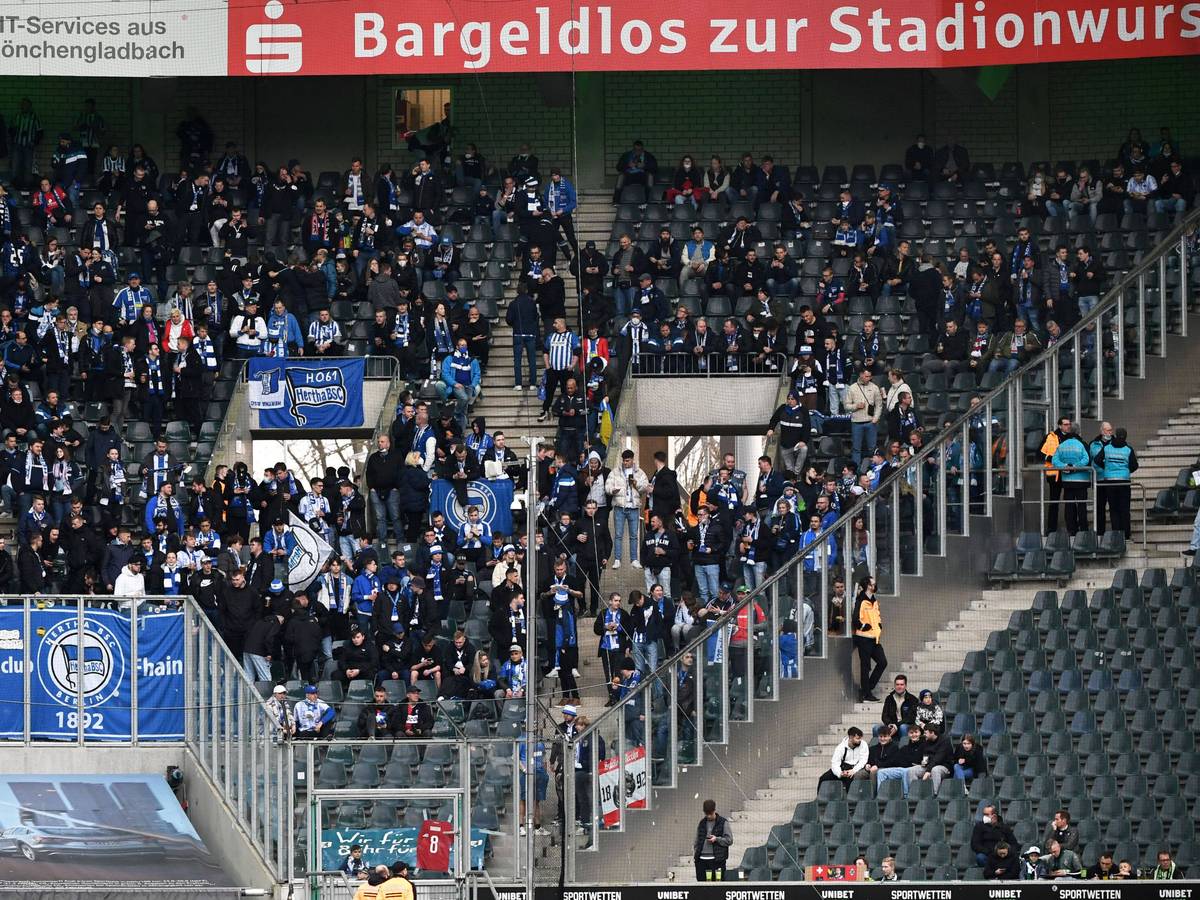 Fans von Hertha BSC, hier im Gästeblock des Borussia-Parks zu sehen, sind am Samstag (13. März 2022) nach dem Bundesligaspiel zwischen Gladbach und Berlin mit Fohlen-Anhängern aneinandergeraten. Die Fans schauen auf das Spielgeschehen.