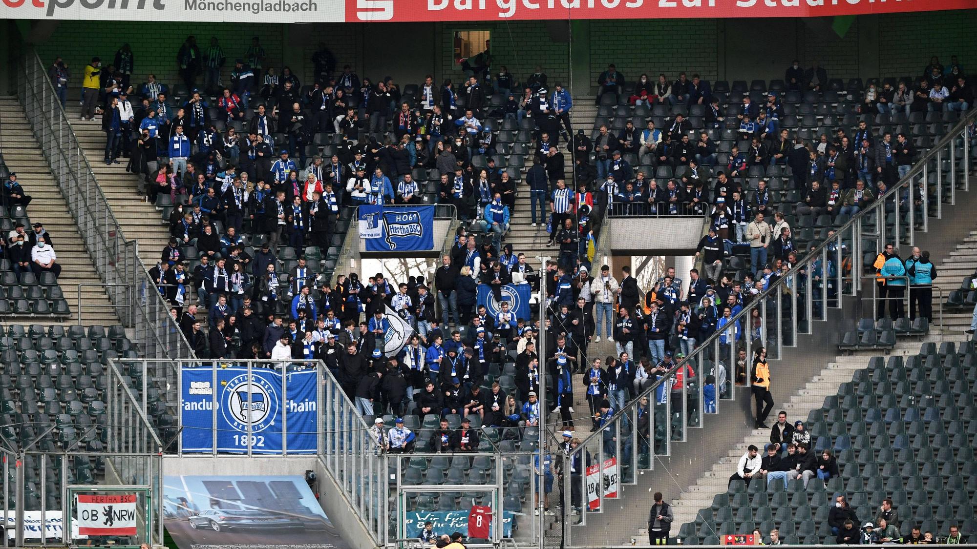 Fans von Hertha BSC, hier im Gästeblock des Borussia-Parks zu sehen, sind am Samstag (13. März 2022) nach dem Bundesligaspiel zwischen Gladbach und Berlin mit Fohlen-Anhängern aneinandergeraten. Die Fans schauen auf das Spielgeschehen.